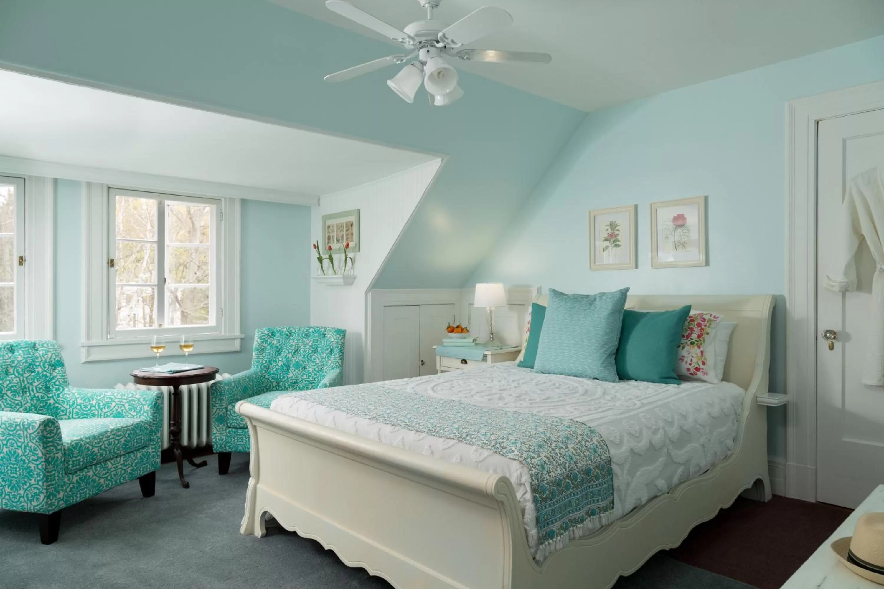 Photo of the whole room, Bed in Four Chimneys Inn