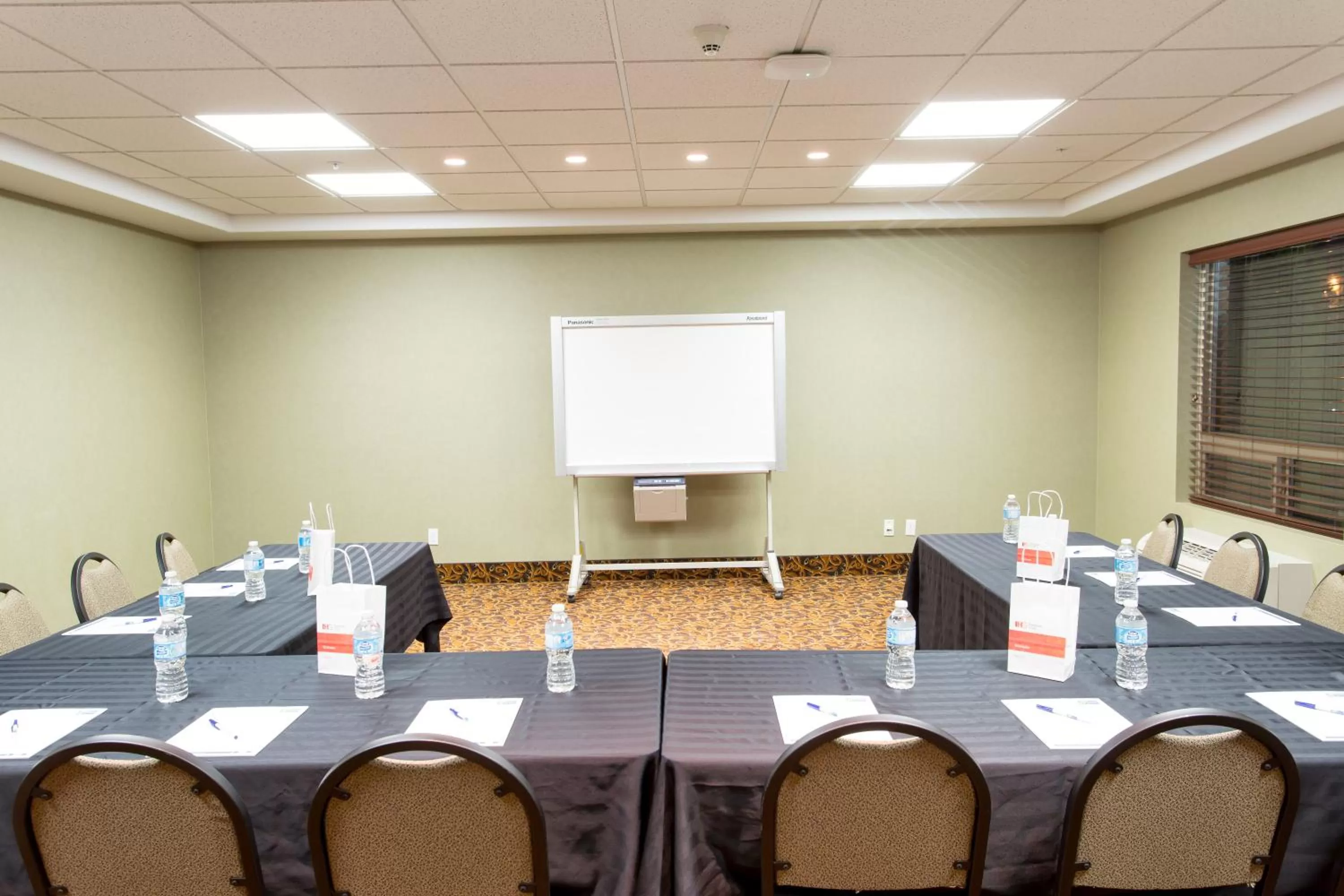 Meeting/conference room in Holiday Inn Express & Suites Drayton Valley by IHG