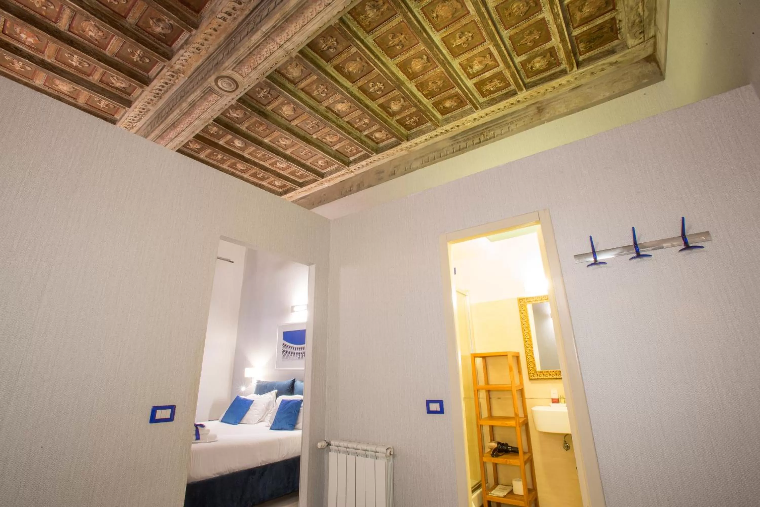 Photo of the whole room, Bed in History Suite