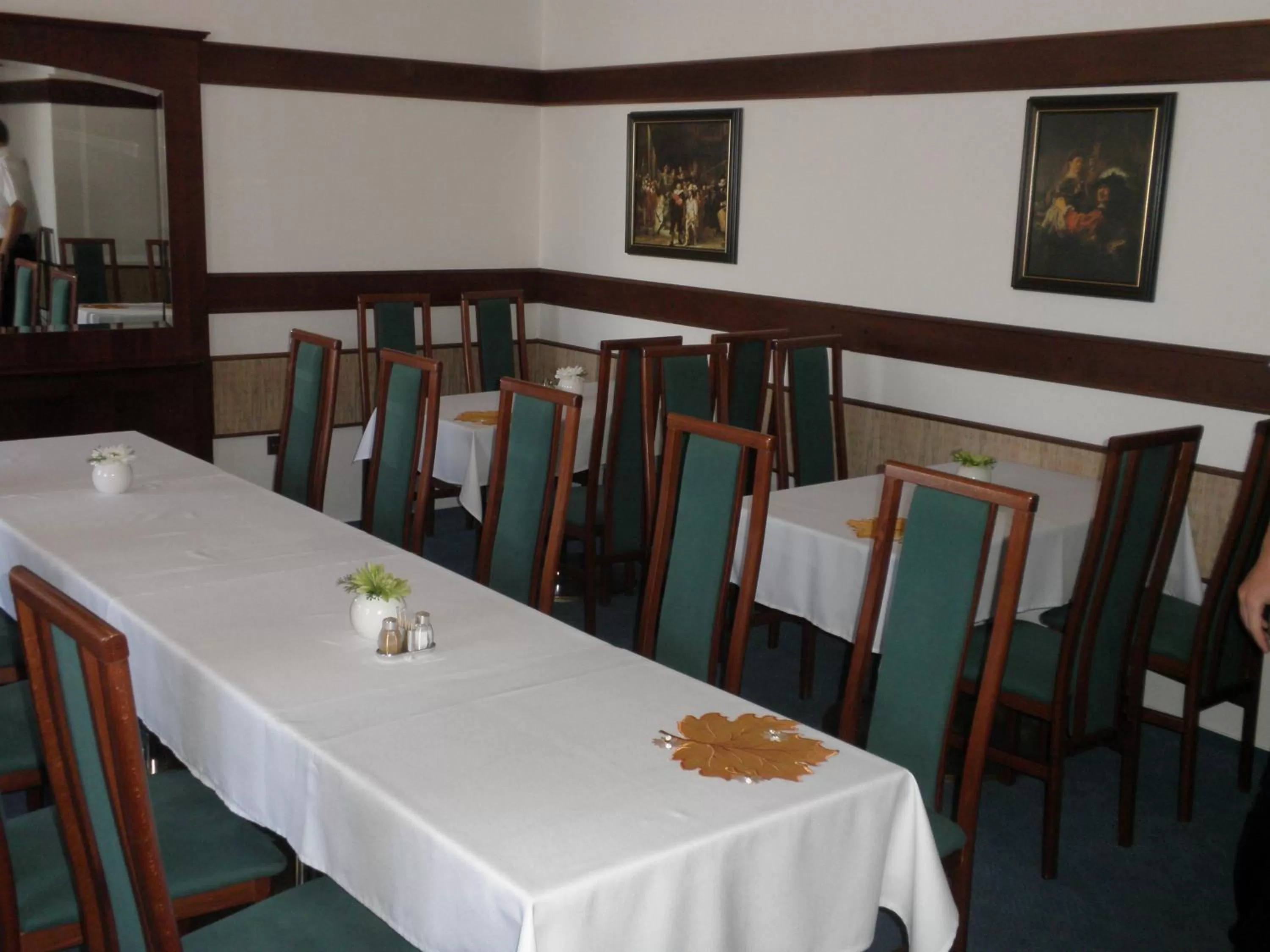 Restaurant/places to eat in Hotel Le Café