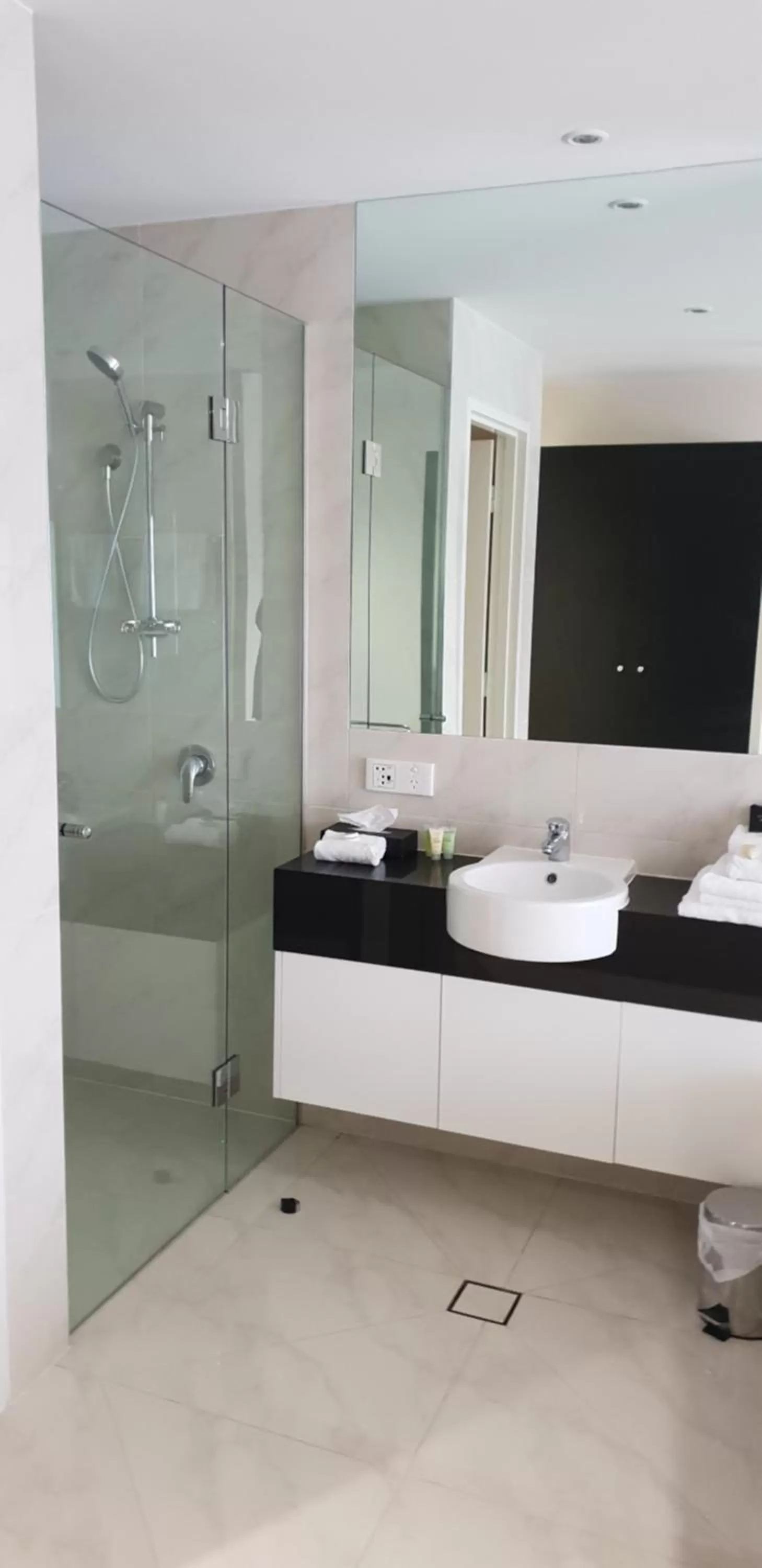 Bathroom, Bed in Hogans Motel