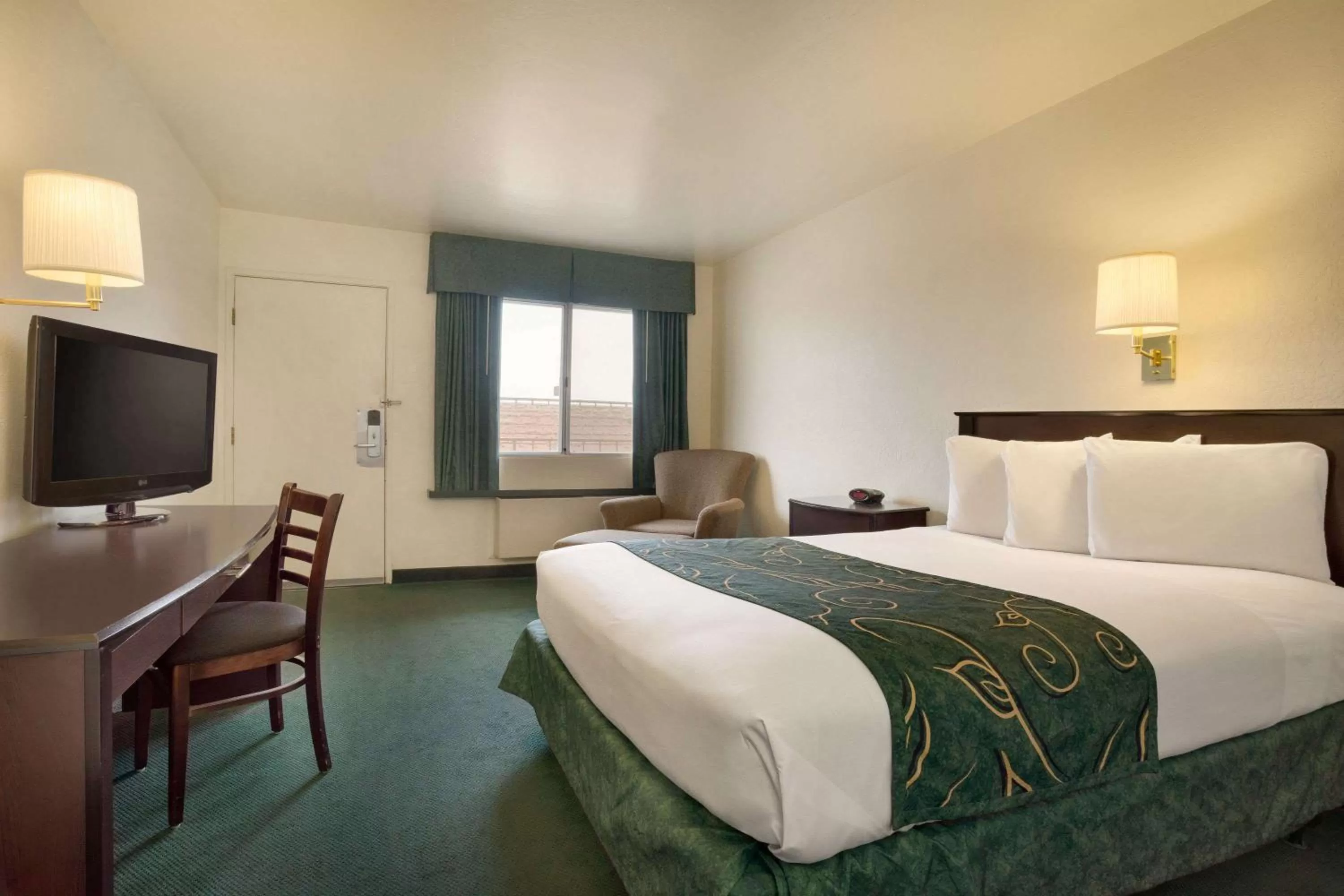 Photo of the whole room, Bed in Travelodge by Wyndham Winslow