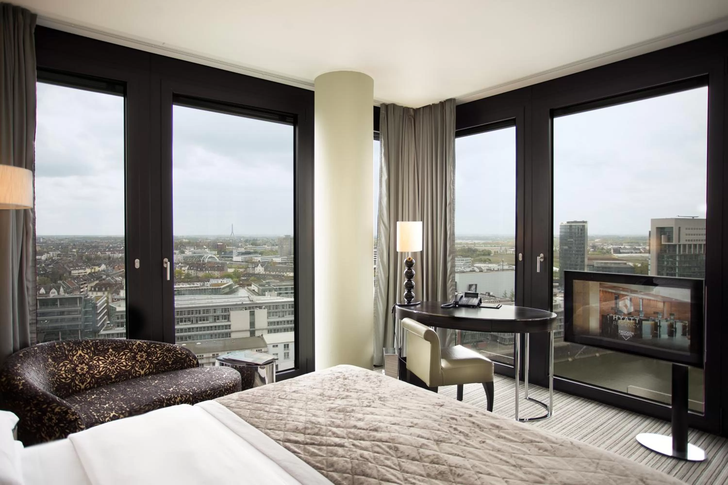 Staff, Bed in Hyatt Regency Dusseldorf