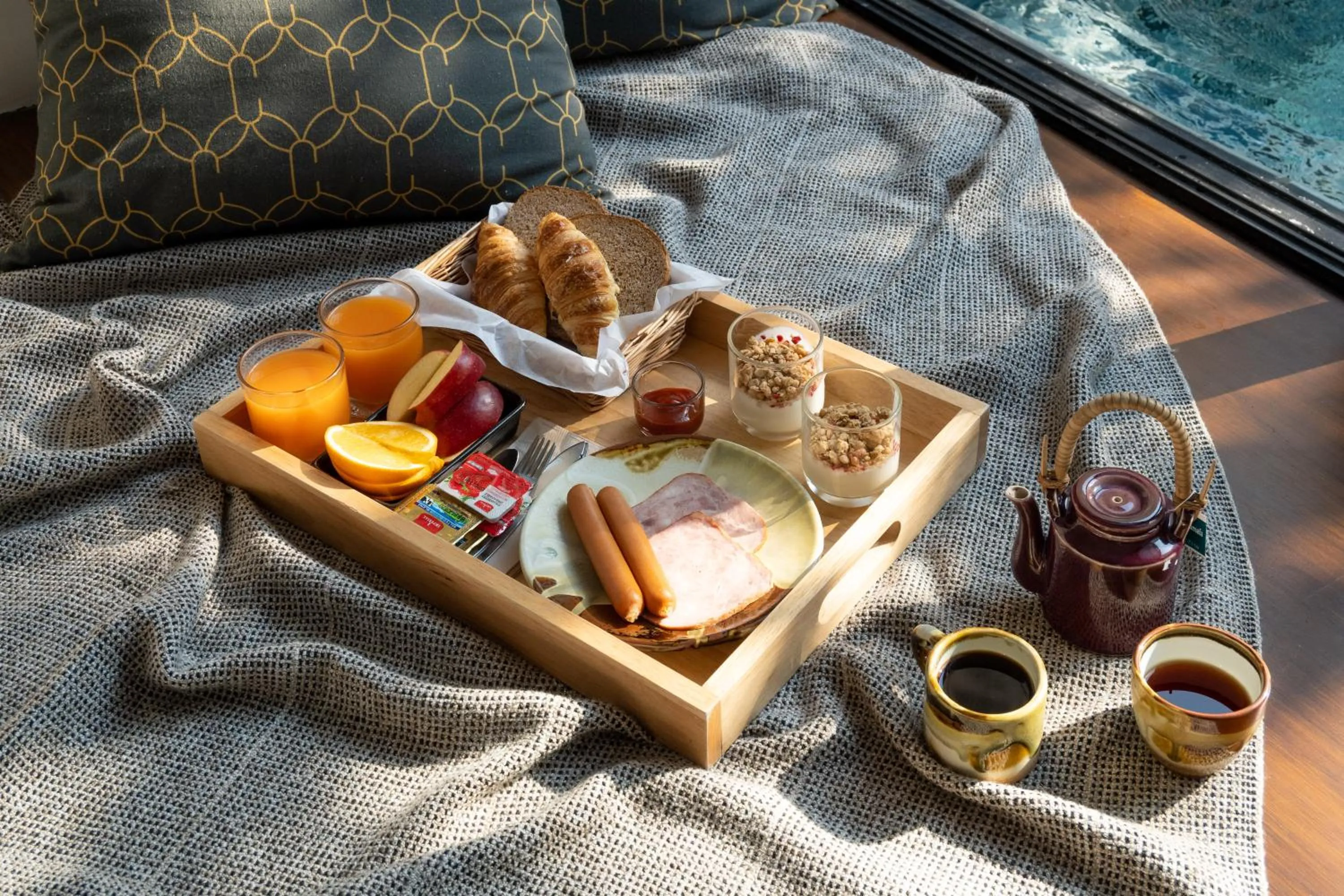 Food and drinks in Cherlock hotel