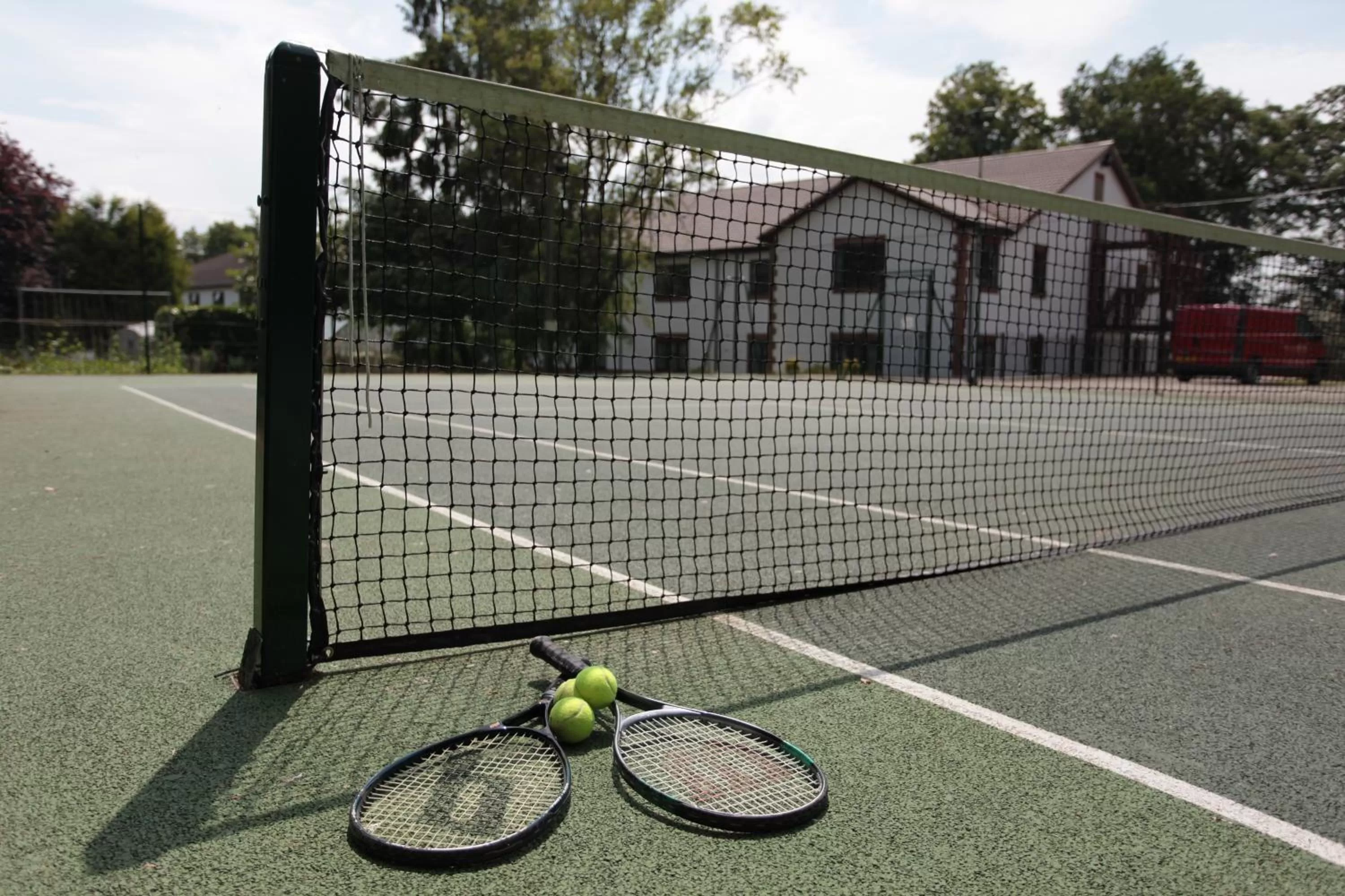 Tennis court in Best Western Plus Ullesthorpe Court Hotel & Golf Club