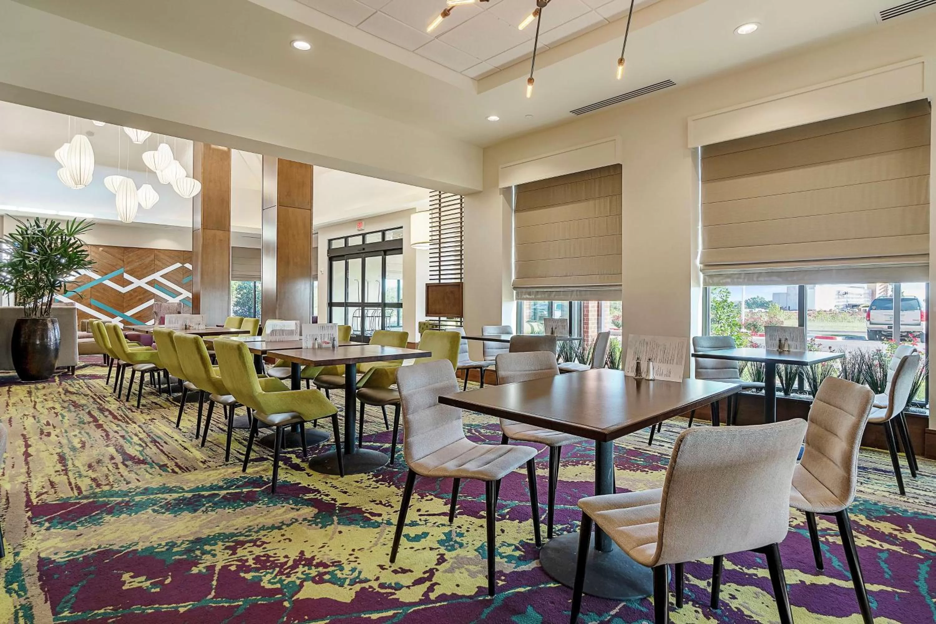 Dining area in Hilton Garden Inn Edmond/Oklahoma City North