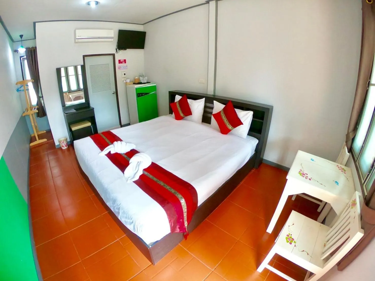 Staff, Bed in Prawdao Resort