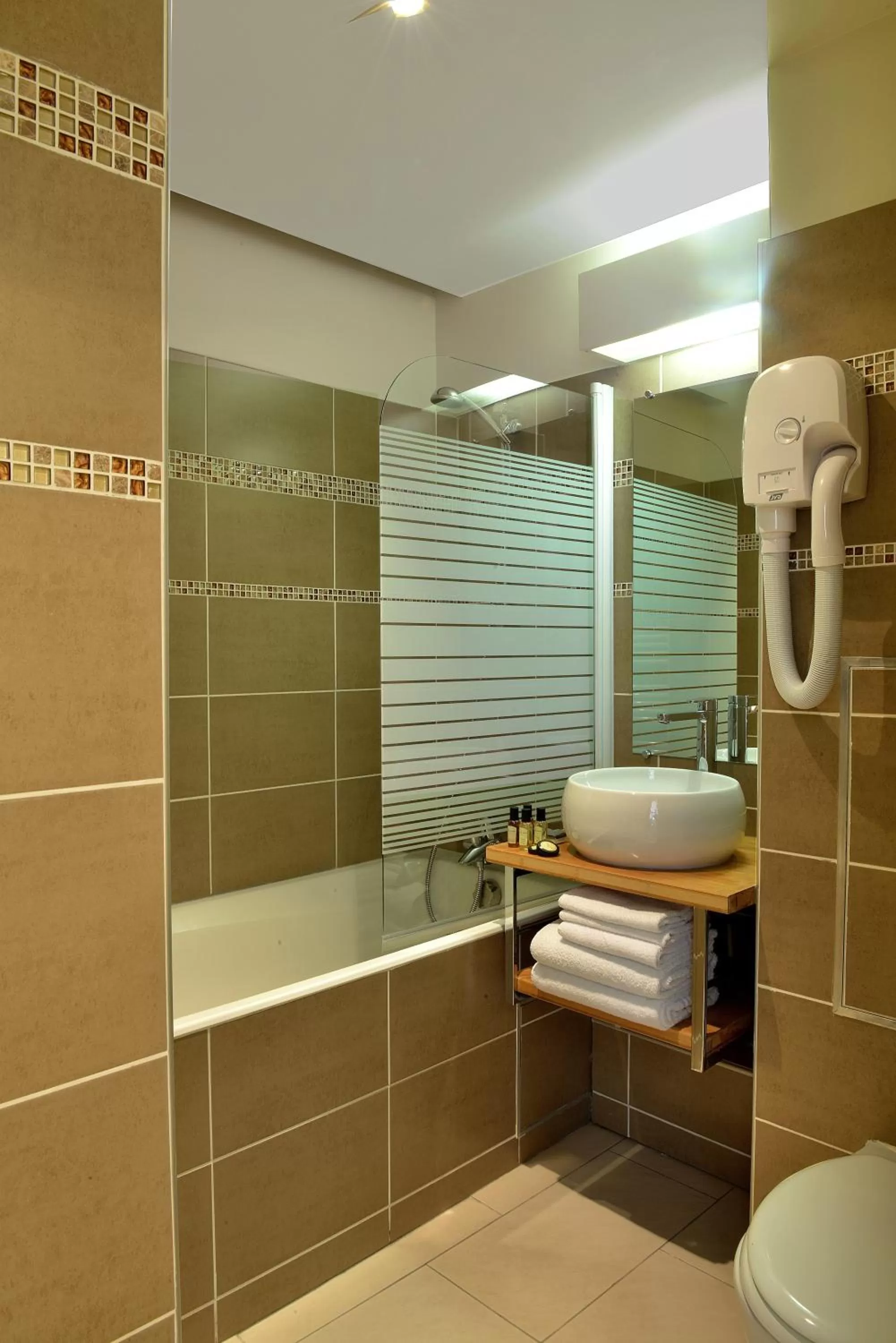 Bathroom in Hôtel Volney Opéra