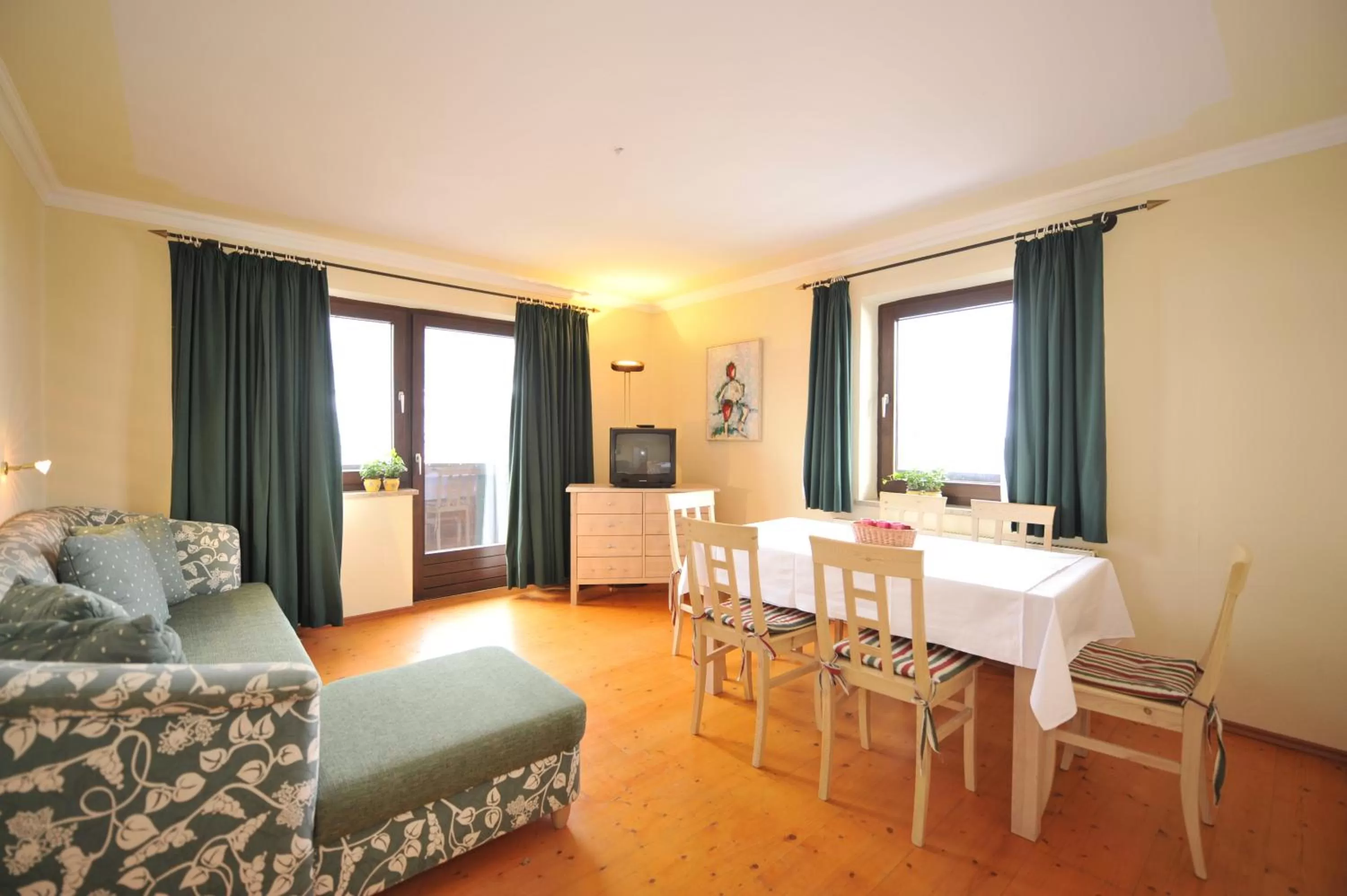 Photo of the whole room, Seating Area in Apparthotel Restaurant Steiners