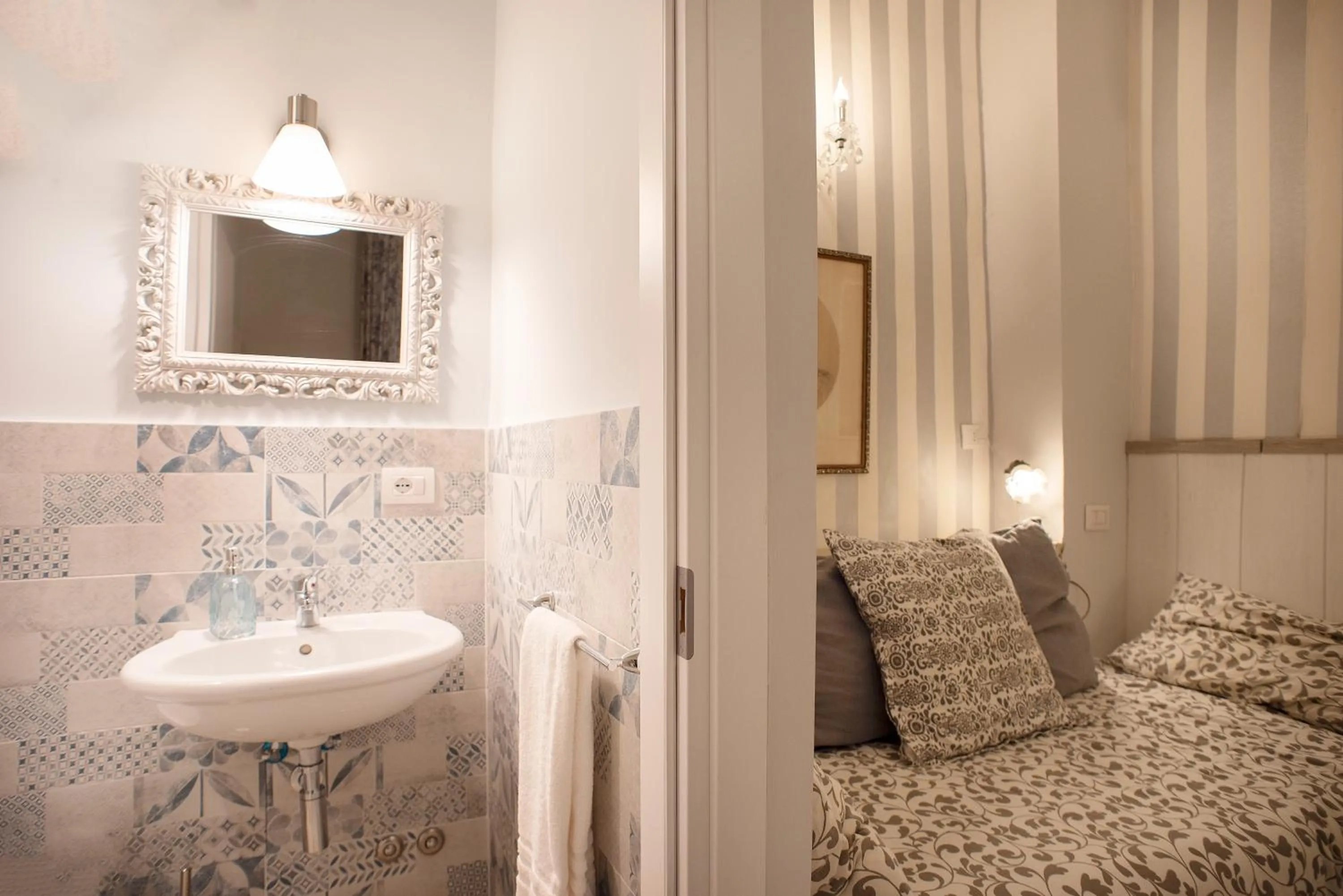 Bathroom, Bed in B&B Dei Decumani