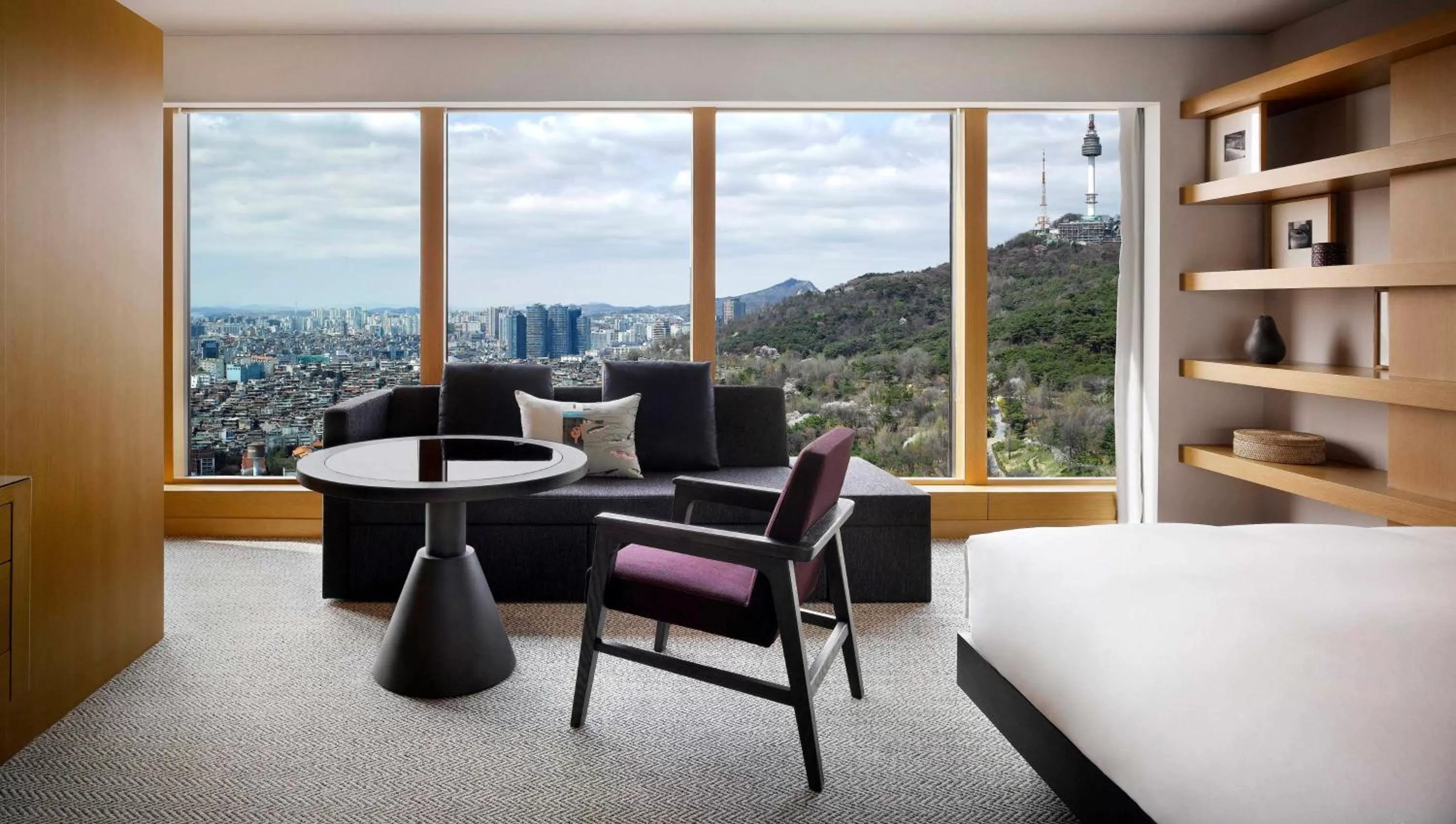 Photo of the whole room, Bed in Grand Hyatt Seoul