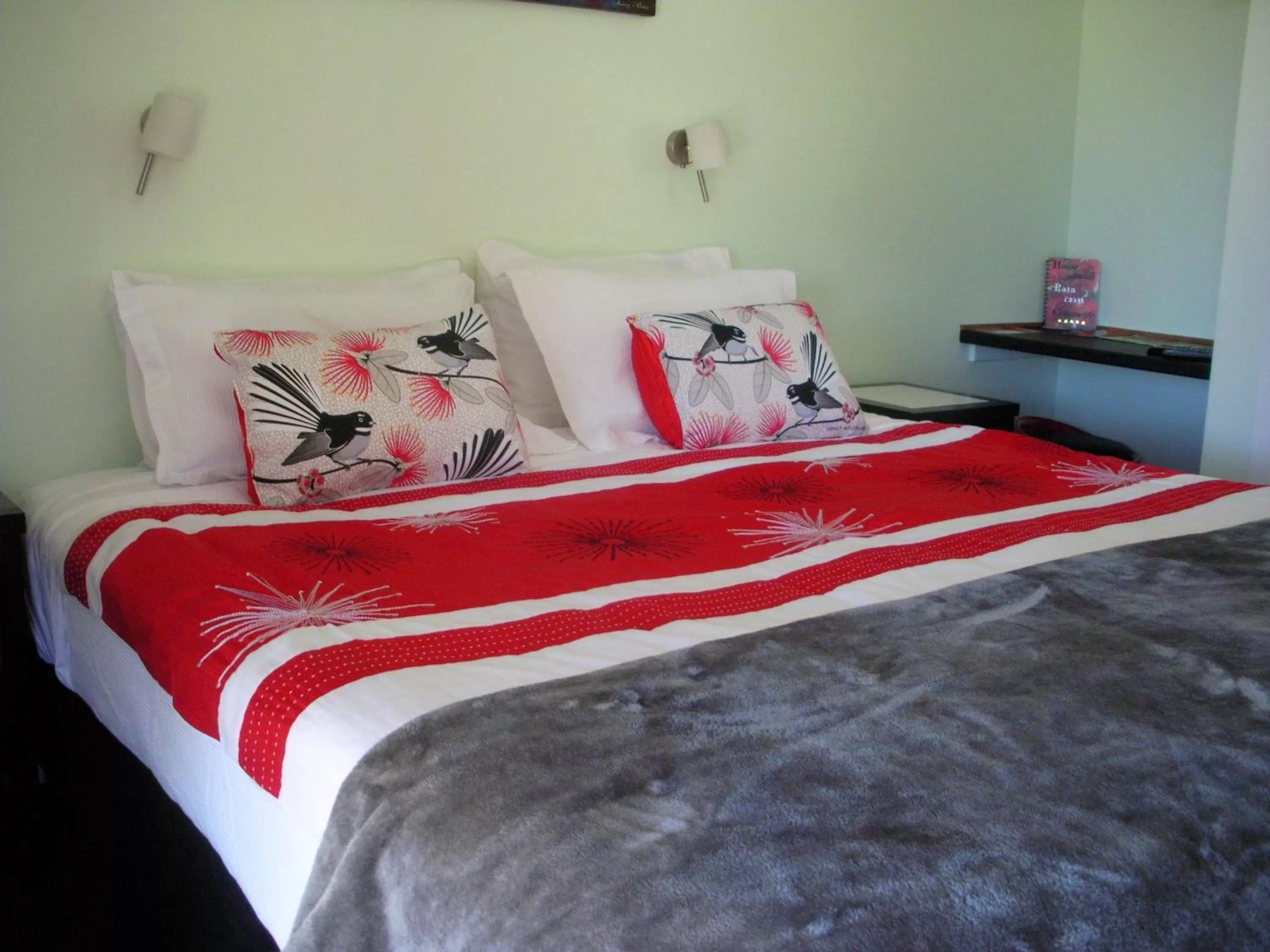 Bed in Mahinapua Retreat B&B