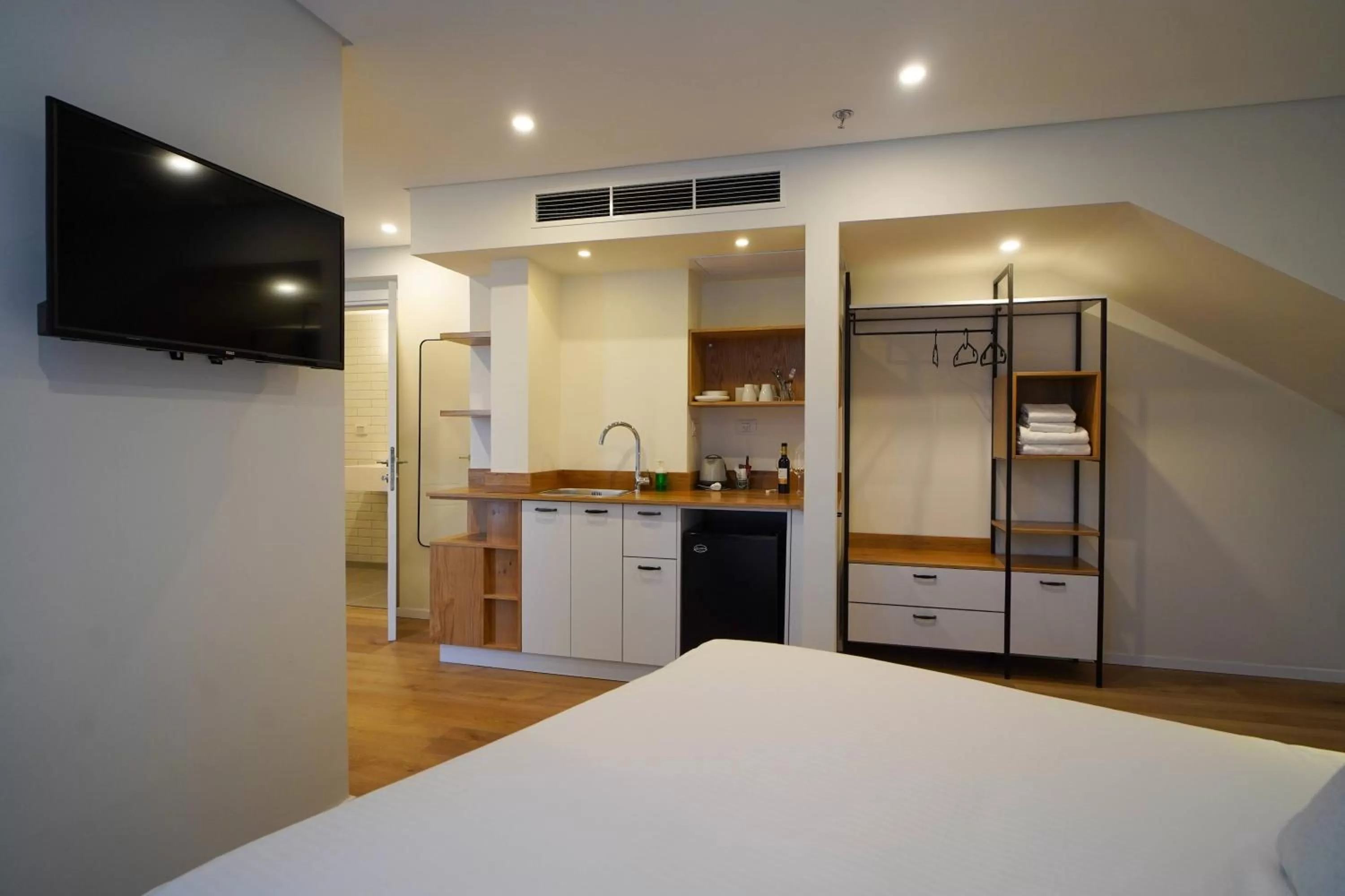 Kitchen or kitchenette, Bed in Urbanic Apartments