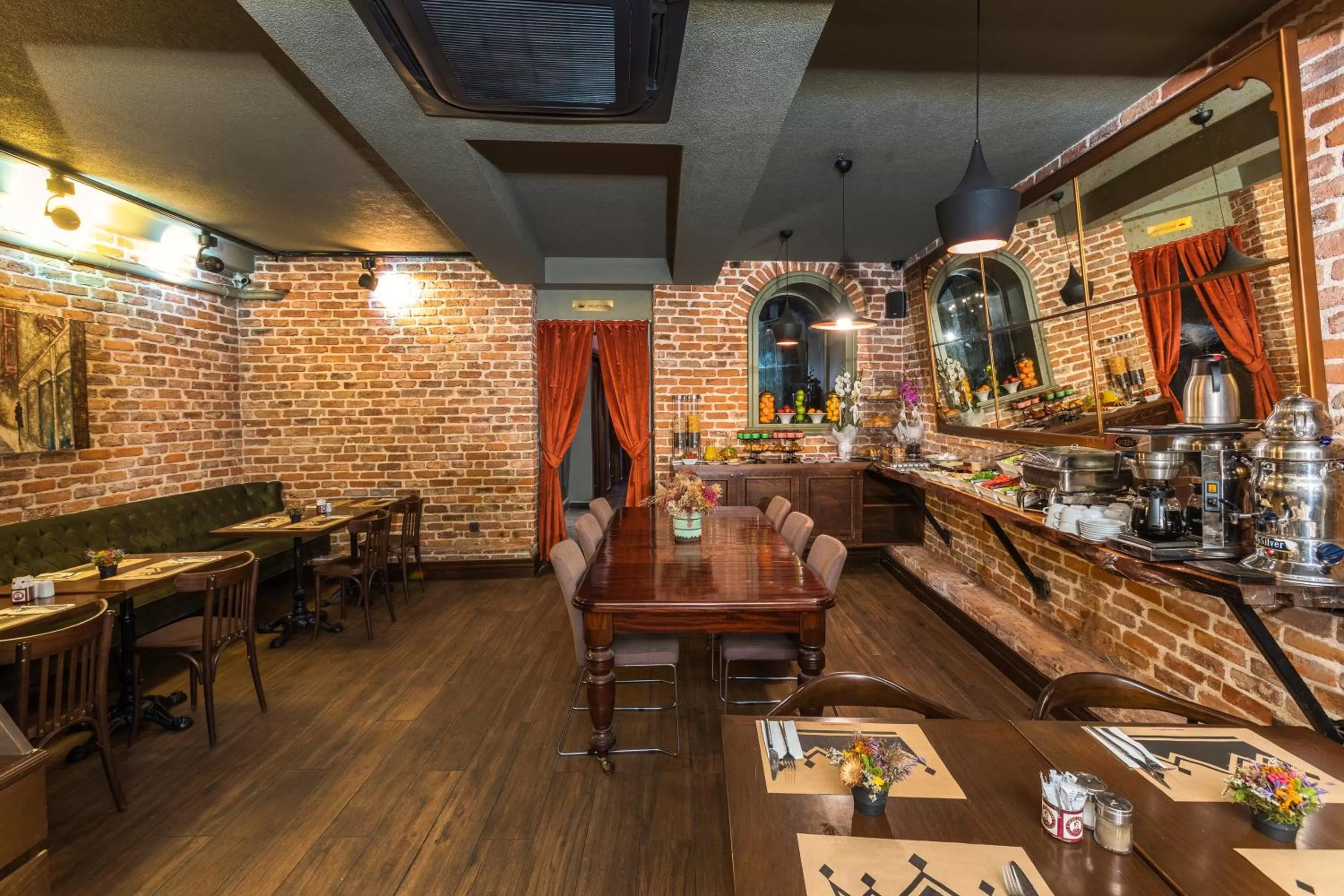 Restaurant/places to eat in Meroddi Galata Mansion