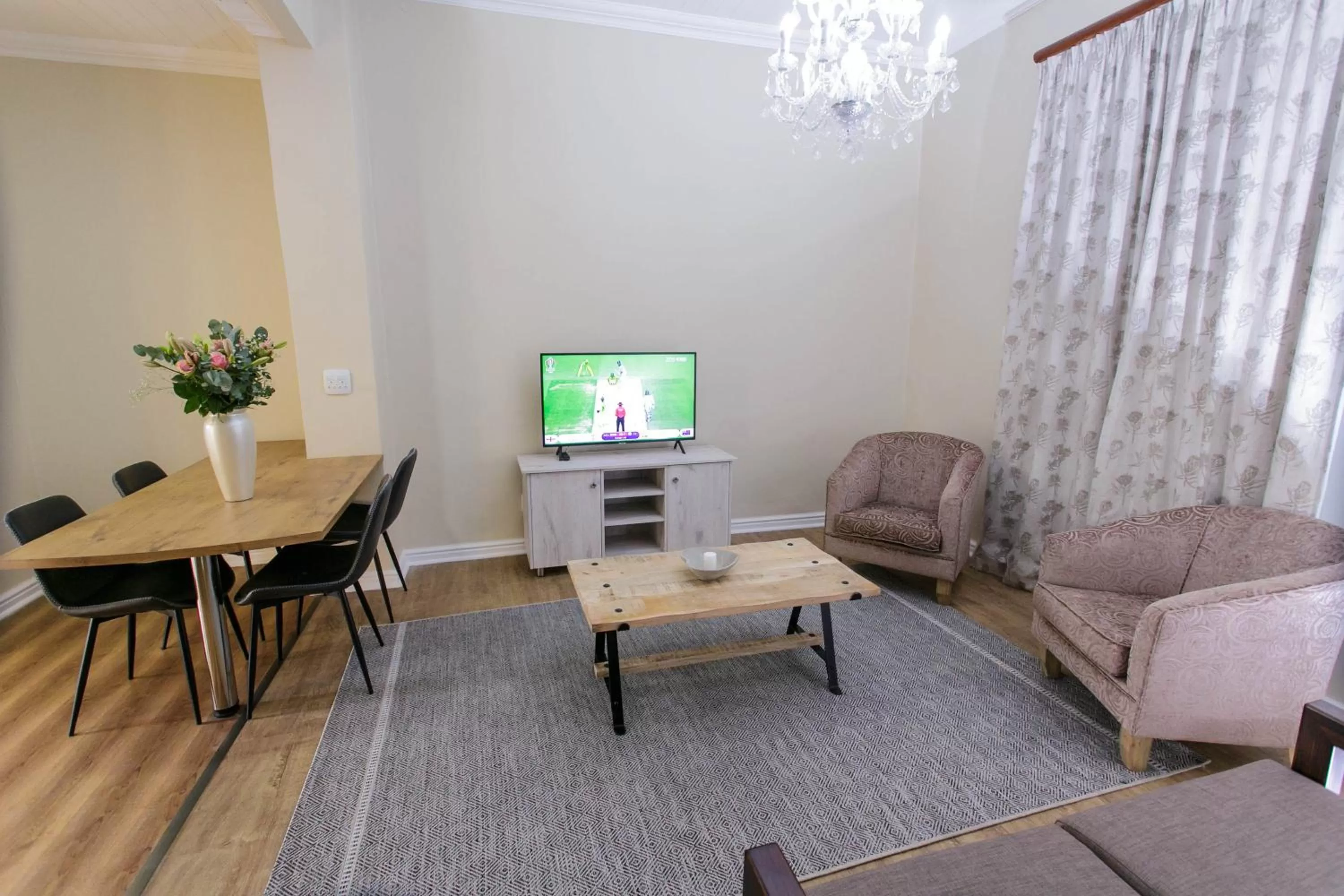 TV and multimedia in Queen's Hotel by BON Hotels