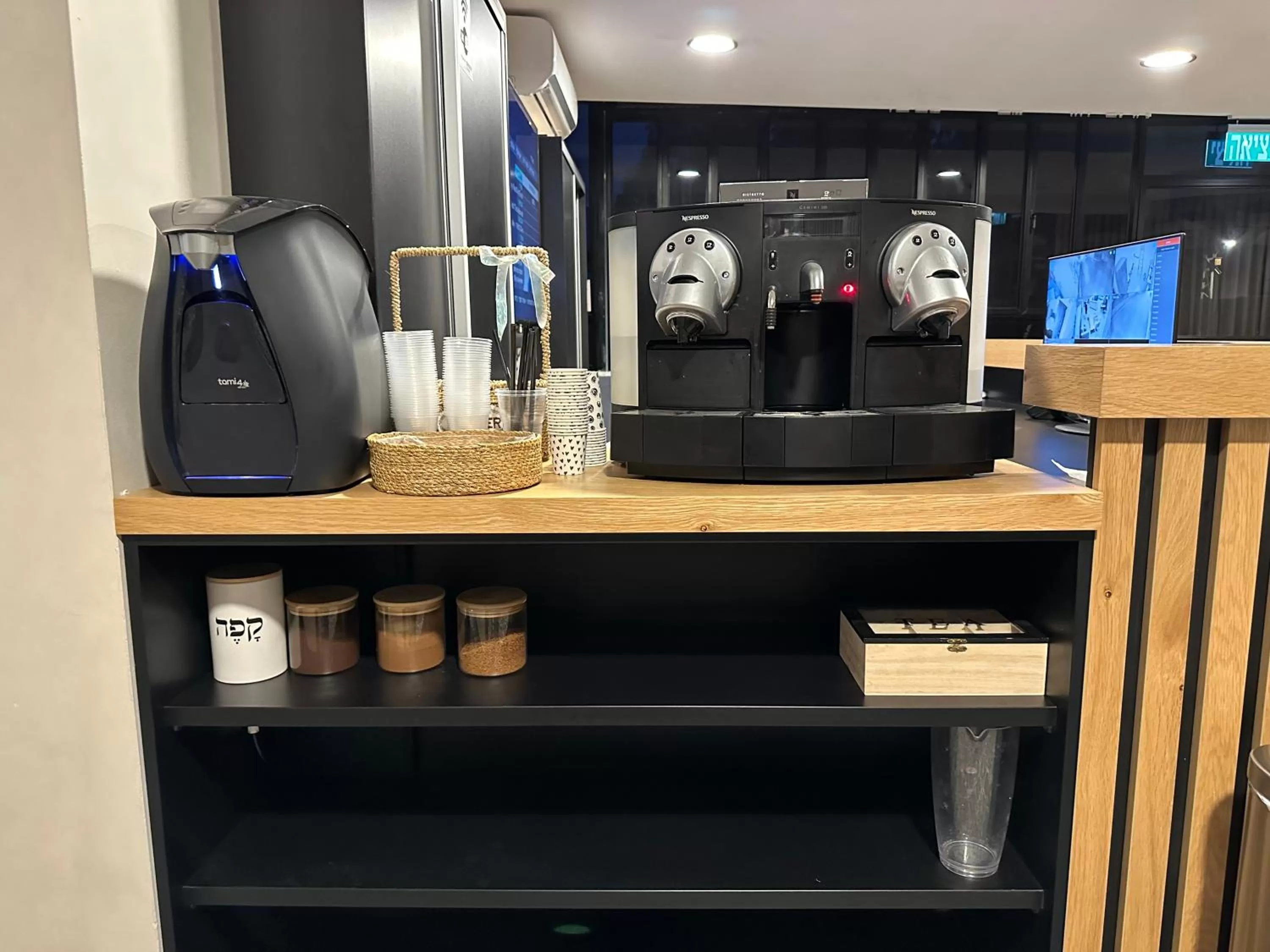 Coffee/tea facilities in בוטיק רפאל Boutique Rafael