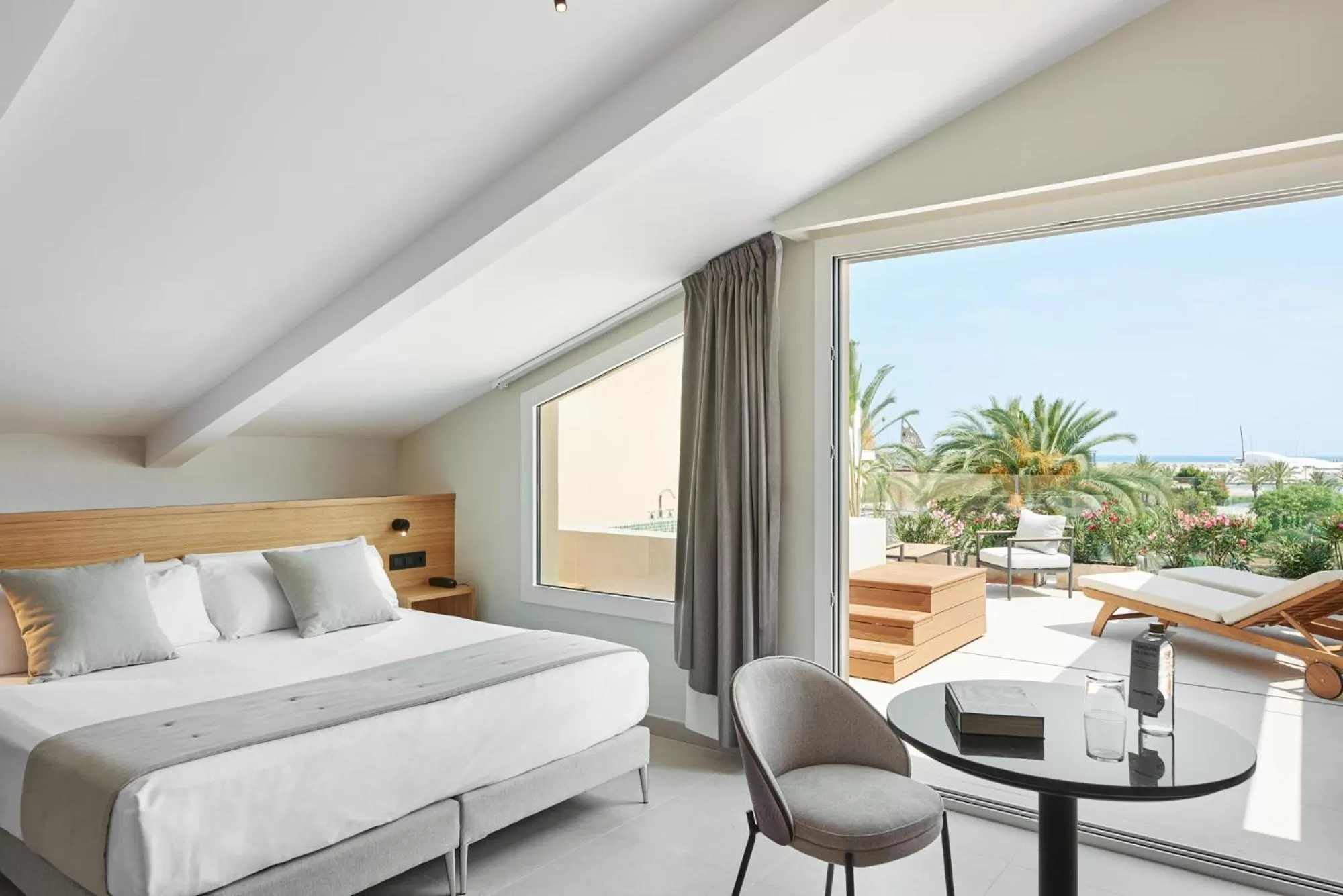 Balcony/Terrace, Bed in Hotel restaurant Ceferino