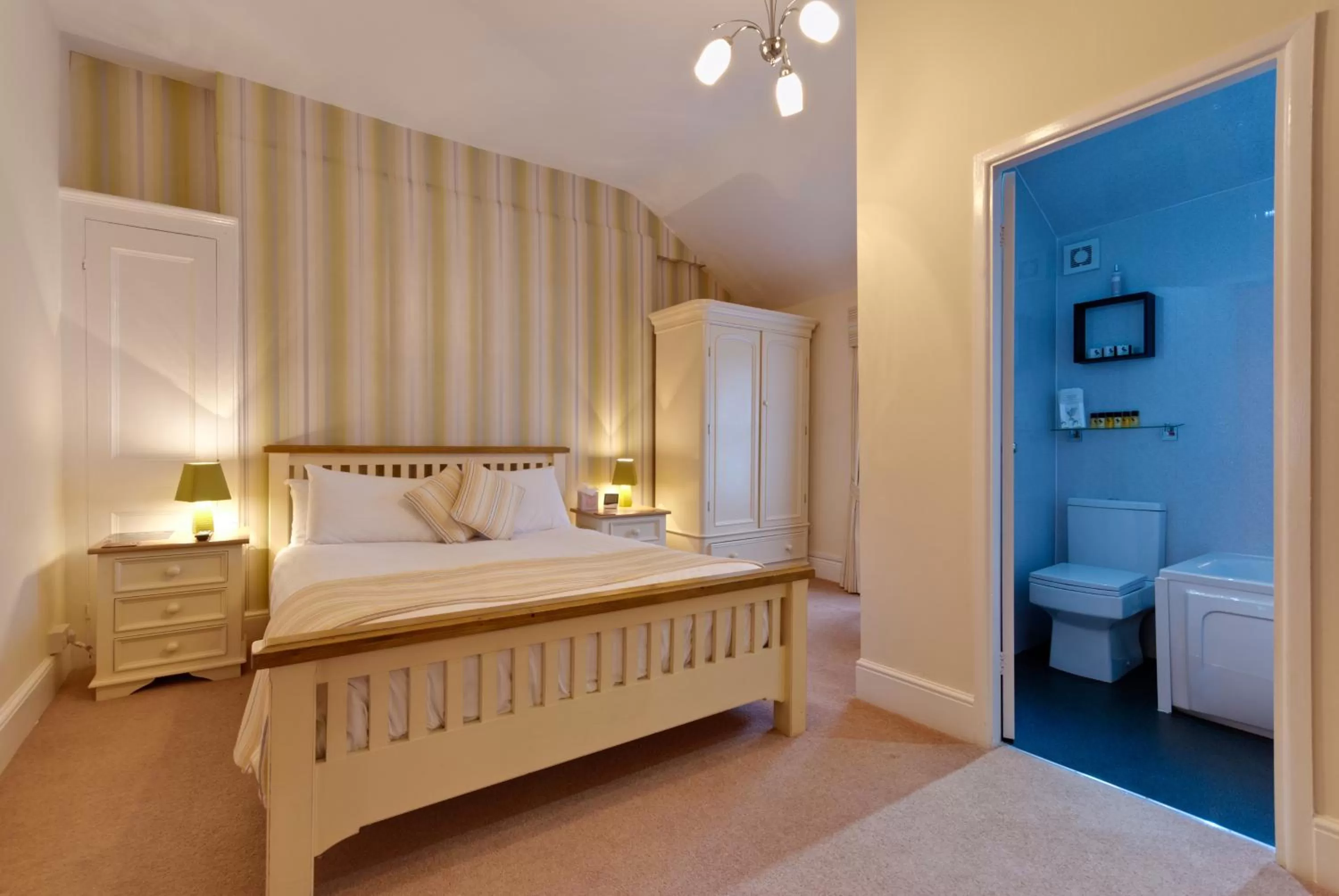 Bed in Lauriston & Lawton Court Hotel