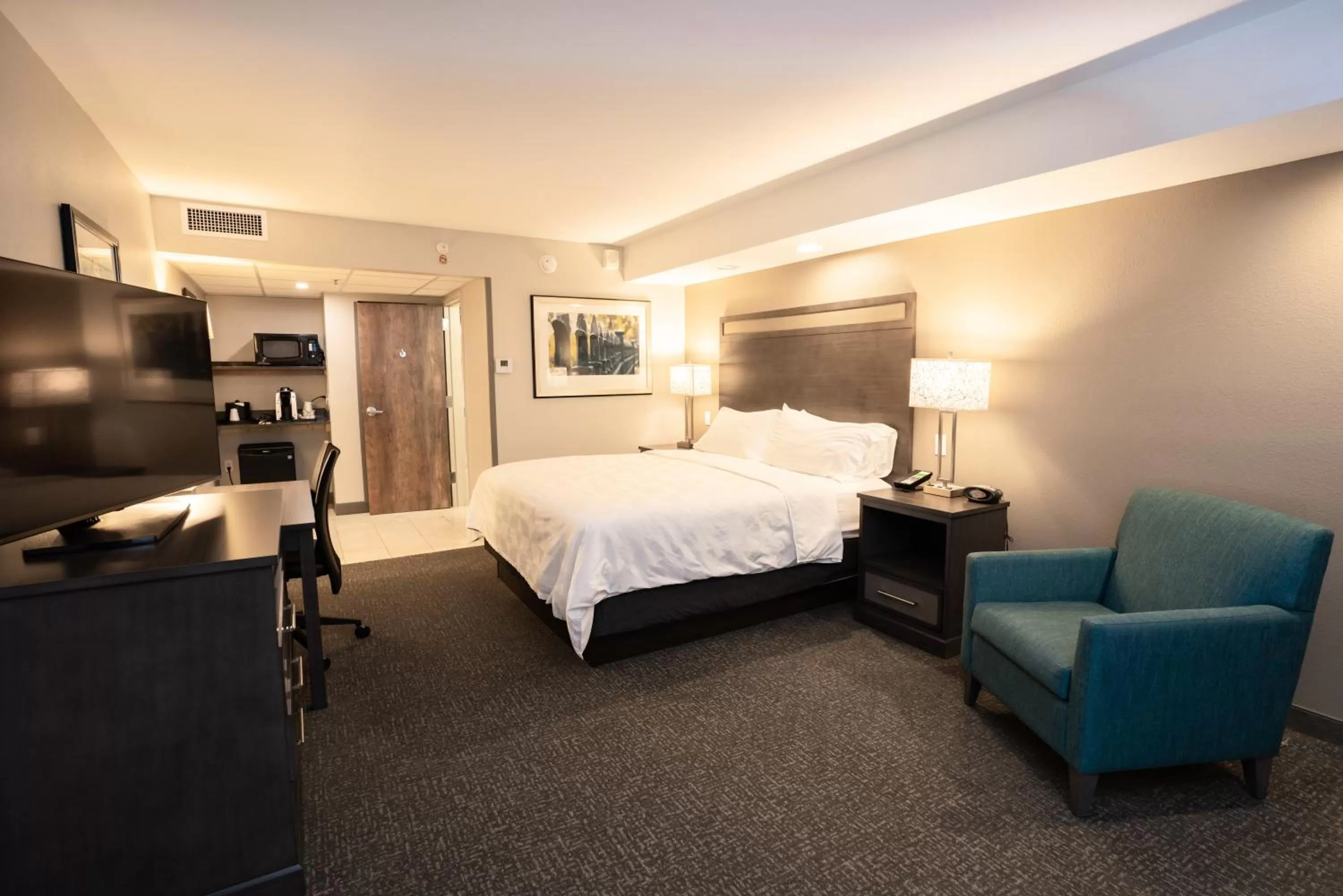 Photo of the whole room, Bed in Holiday Inn Kearney by IHG