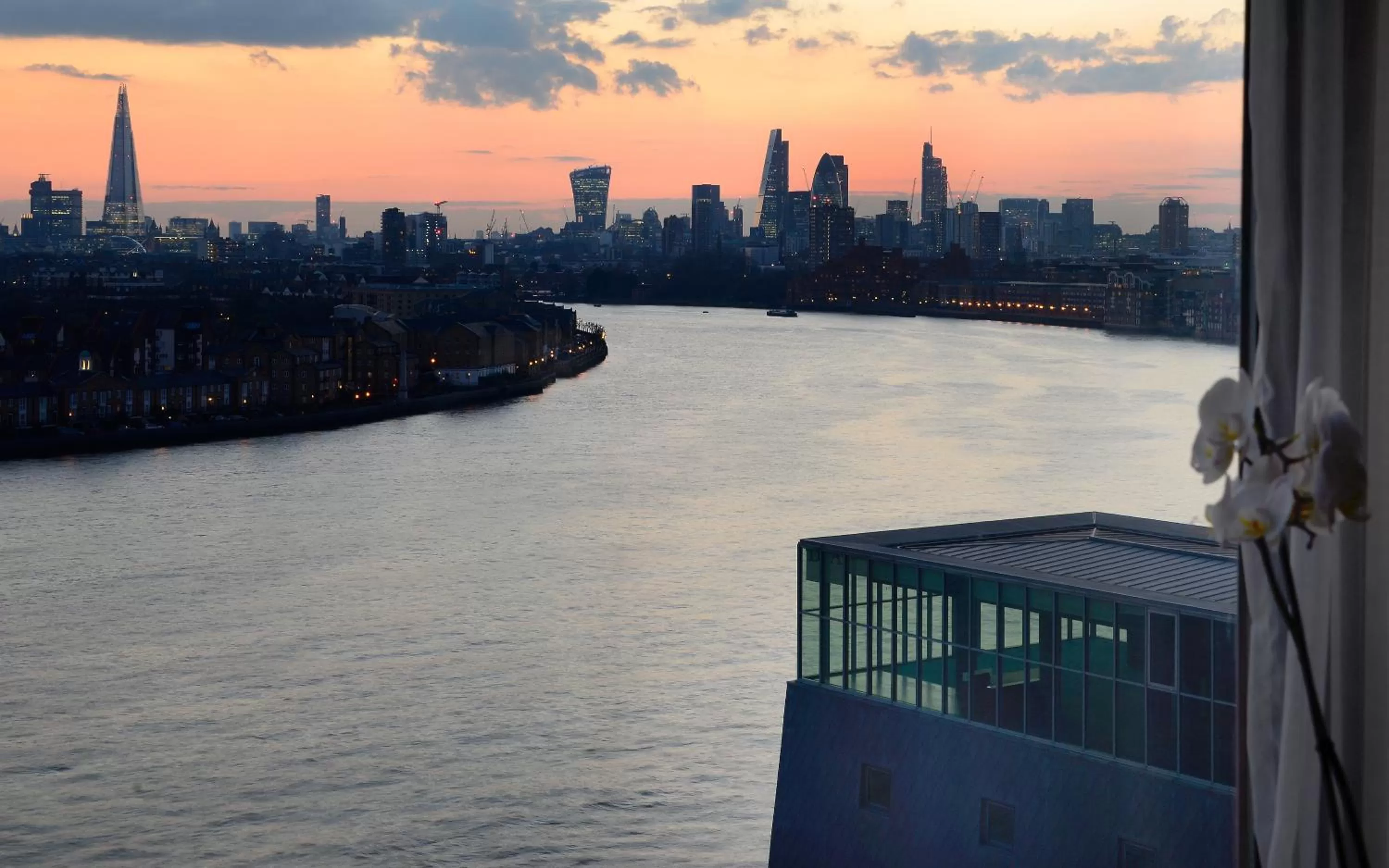 Night in Canary Riverside Plaza Hotel