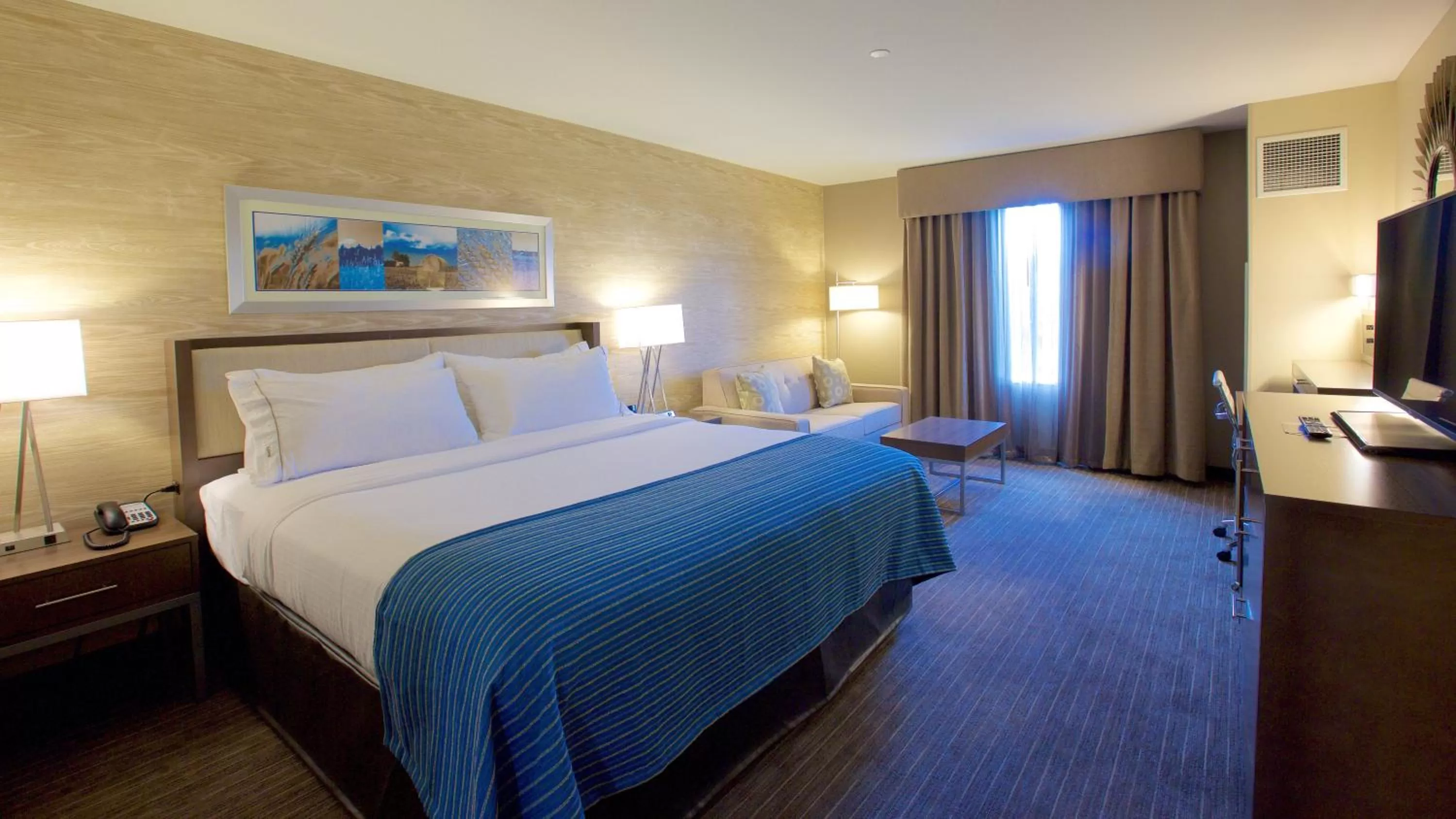 Photo of the whole room, Bed in Holiday Inn Express Fargo SW I94 Medical Center, an IHG Hotel