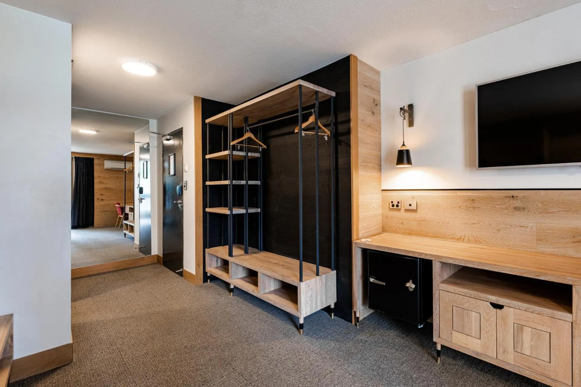 TV and multimedia in Bunk Surfers Paradise International Backpacker Hostel