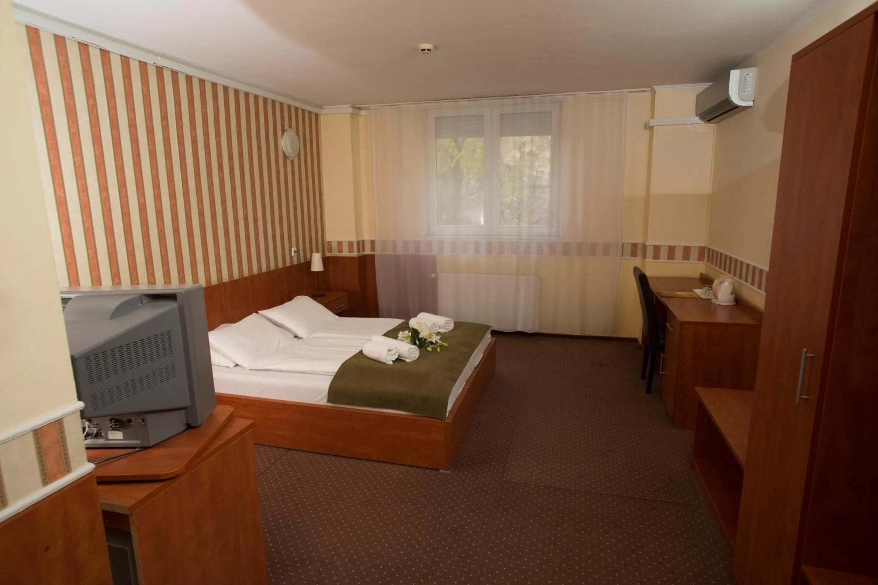 Coffee/tea facilities, Bed in Atlantic Hotel