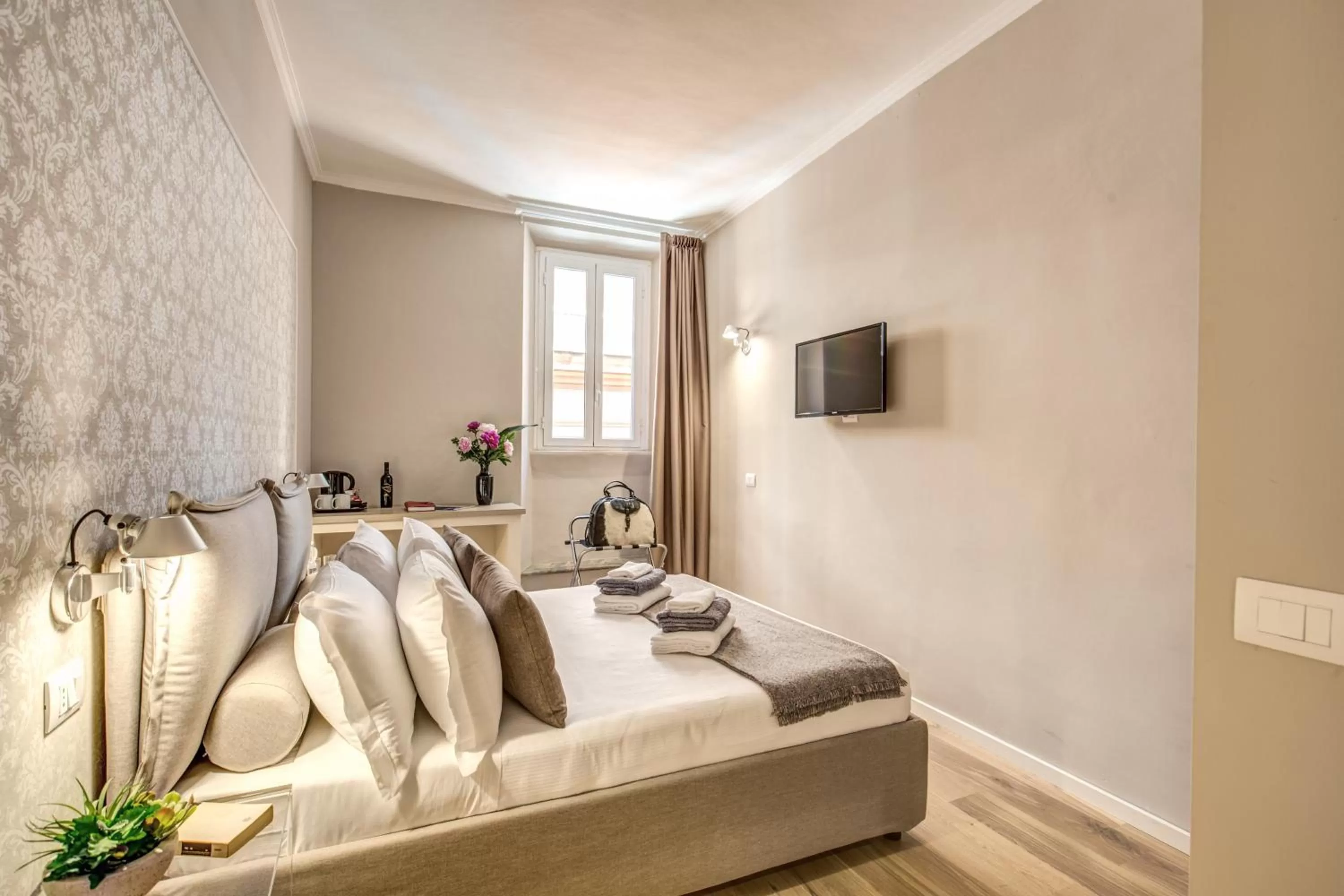 Photo of the whole room, Bed in The Spanish Suite Via di Ripetta