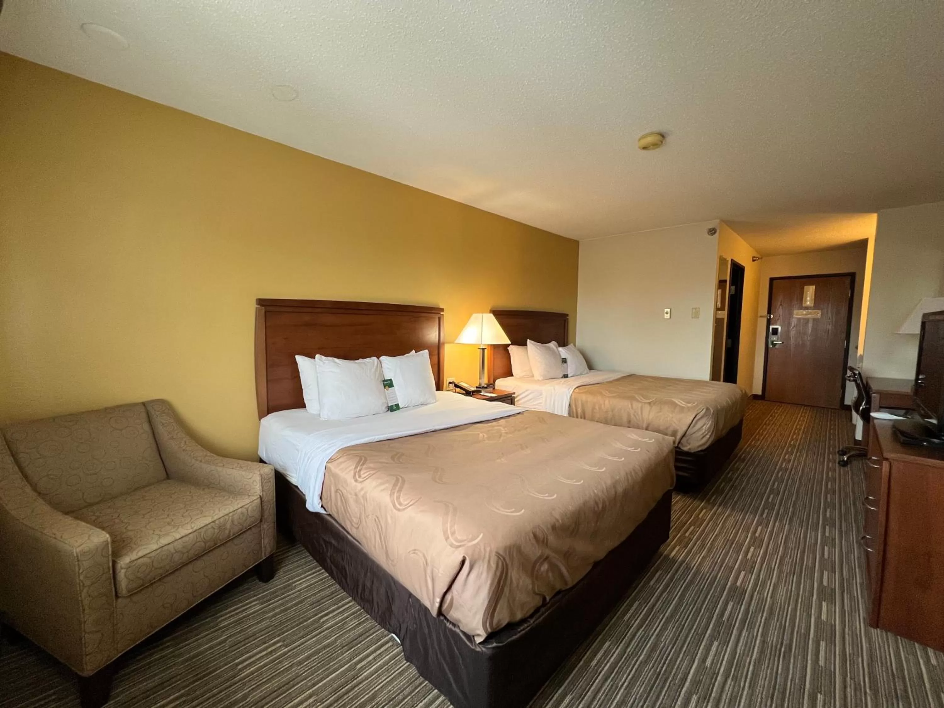 Bed in Quality Inn Mitchell I-90