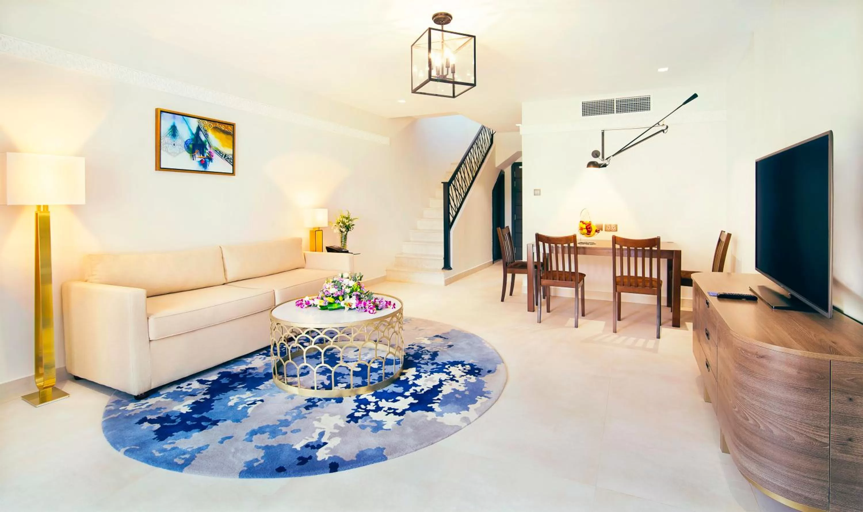 Living room in Radisson Blu Hotel & Resort, Al Ain