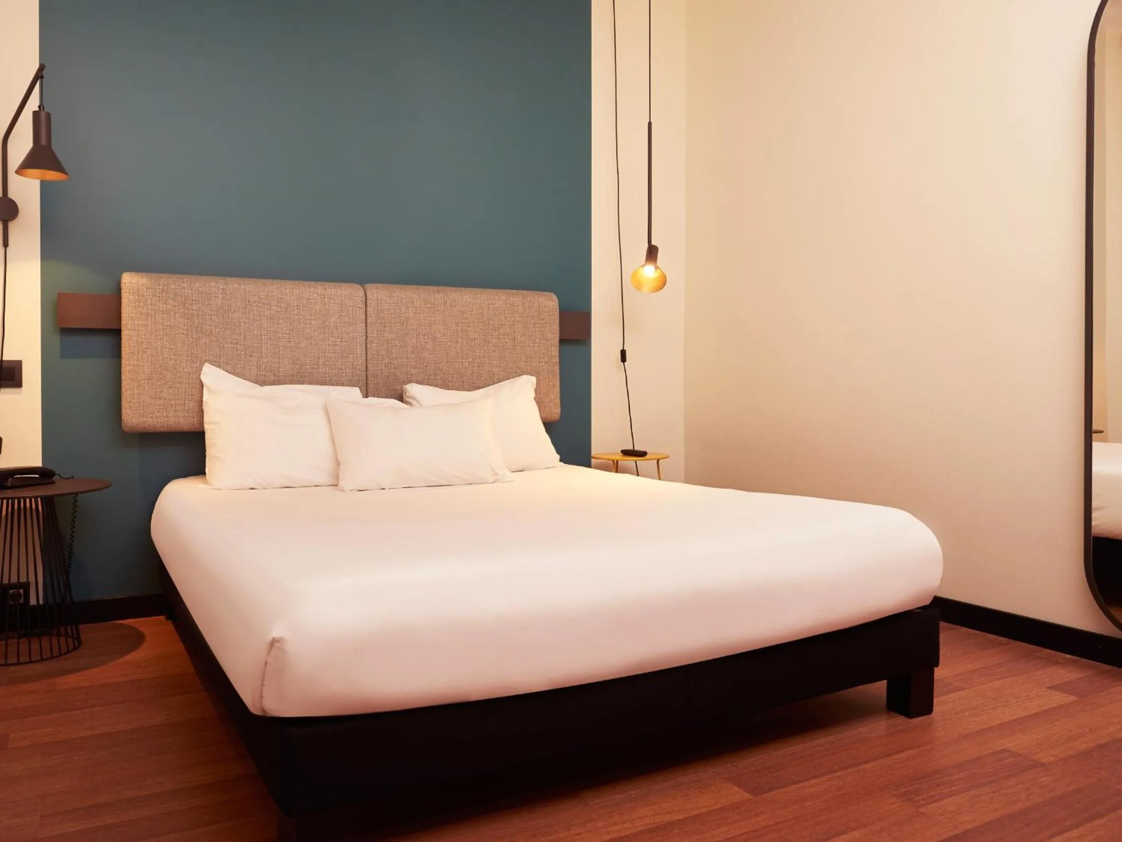 Property building, Bed in Ibis Madrid Aeropuerto Barajas