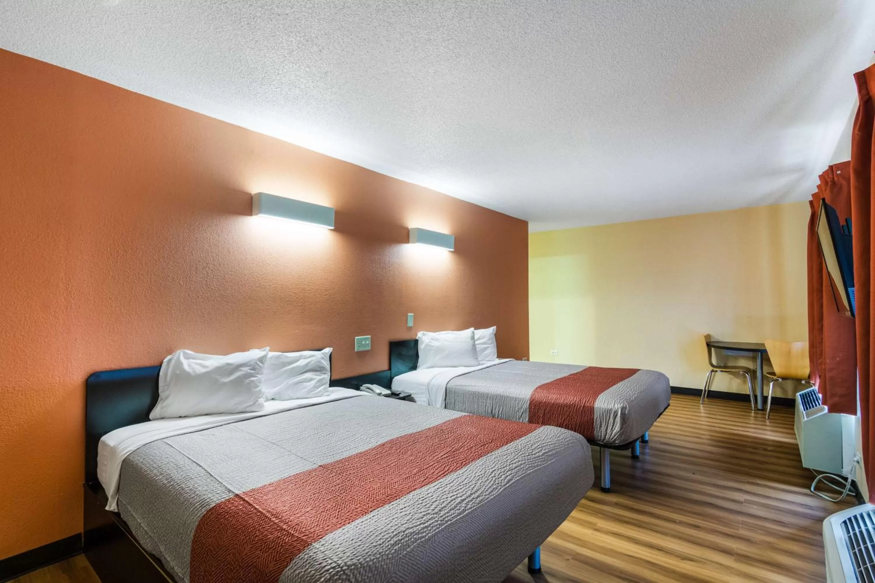 TV and multimedia, Bed in Motel 6-Libertyville, IL