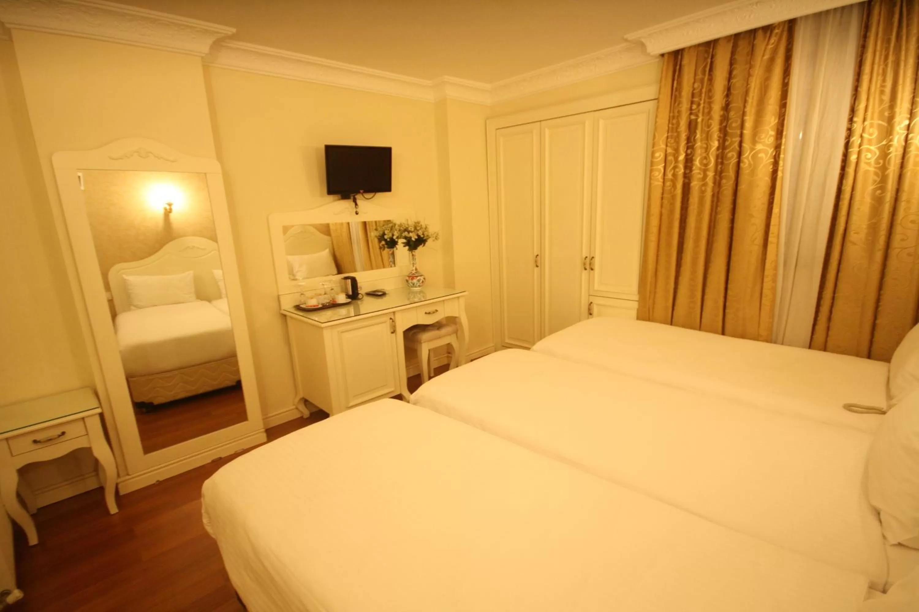 Photo of the whole room, Bed in Sirkeci Park Hotel