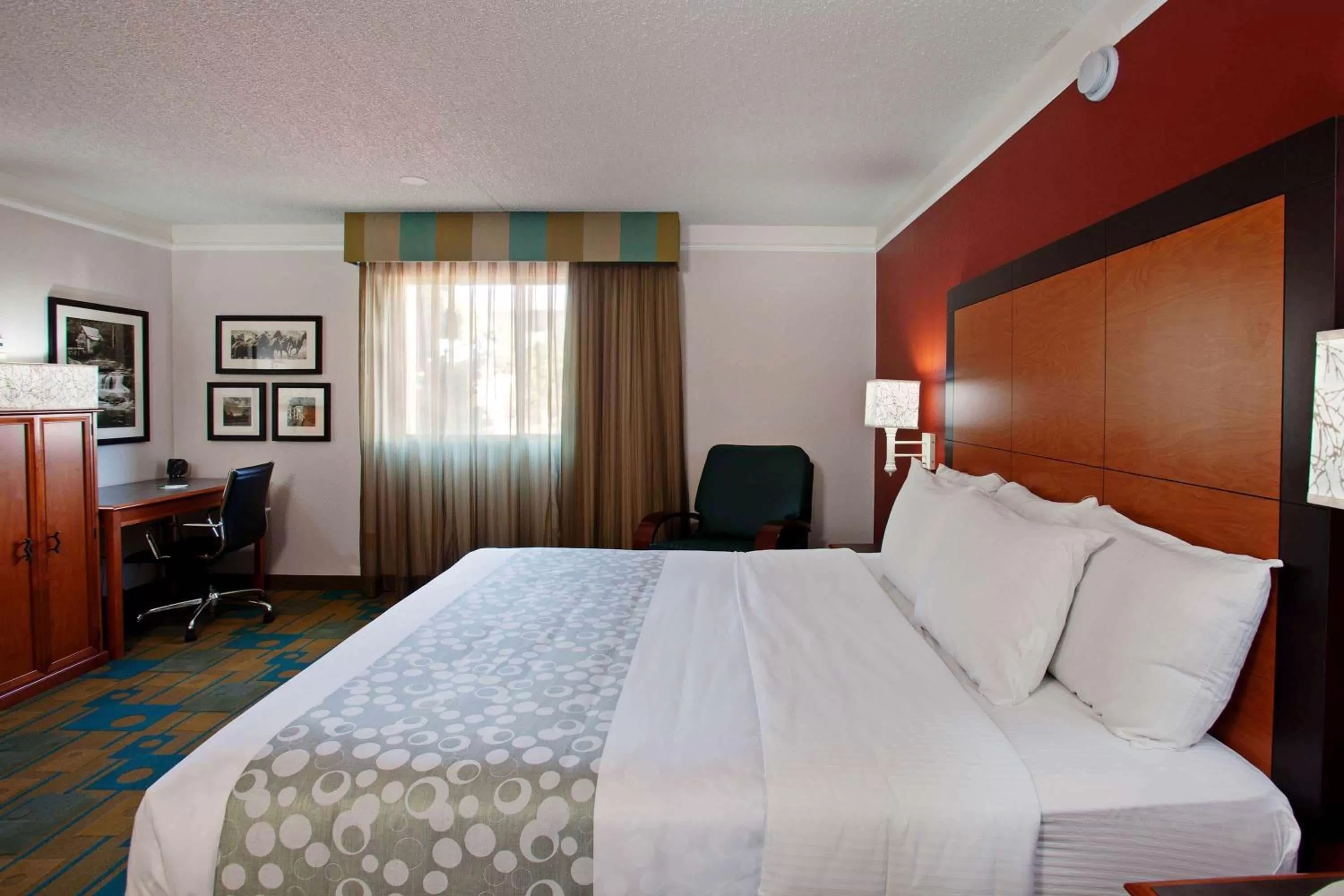 Photo of the whole room, Bed in La Quinta Inn & Suites by Wyndham Irvine Spectrum