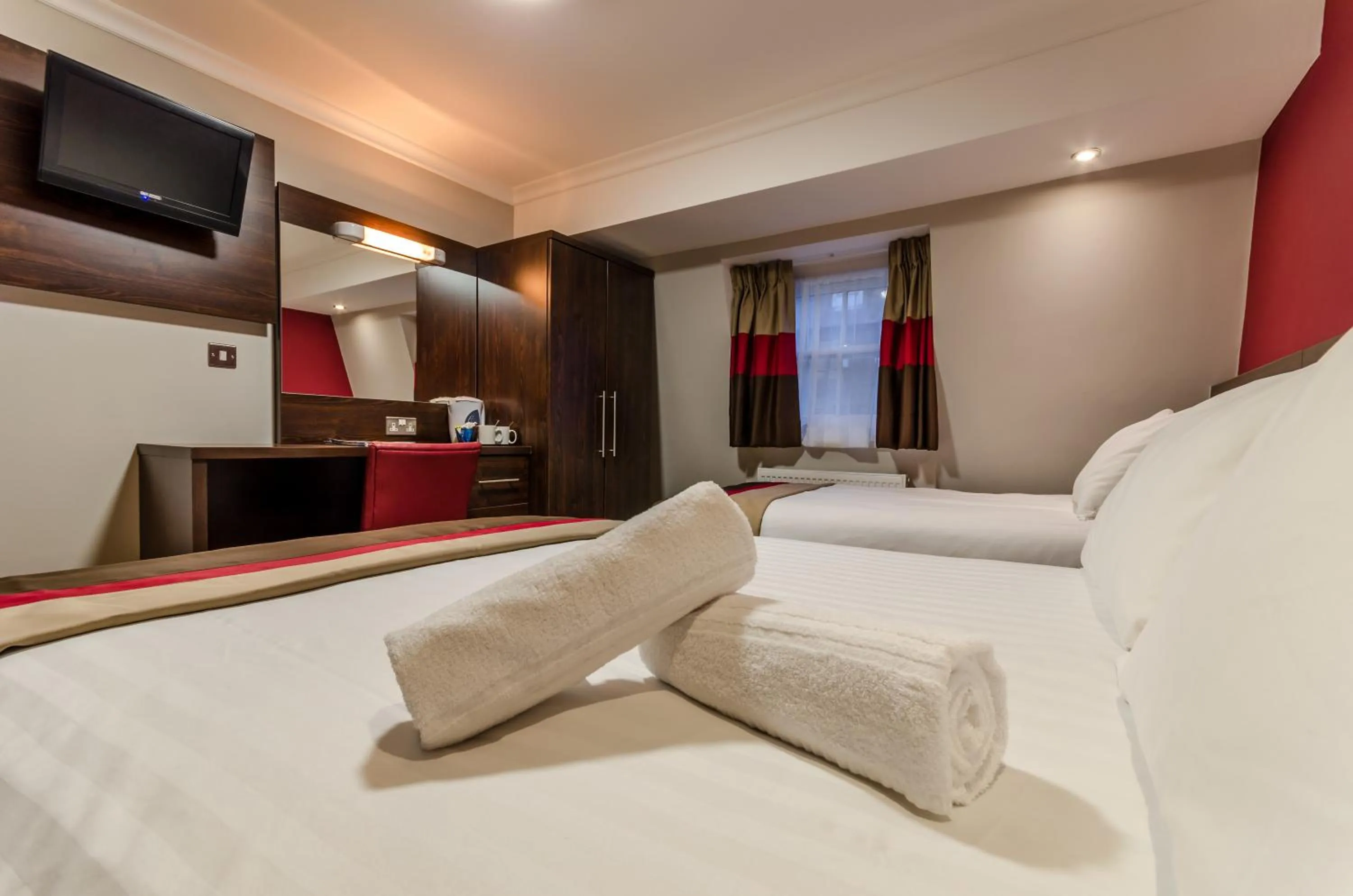 Photo of the whole room, Bed in Royal Cambridge Hotel