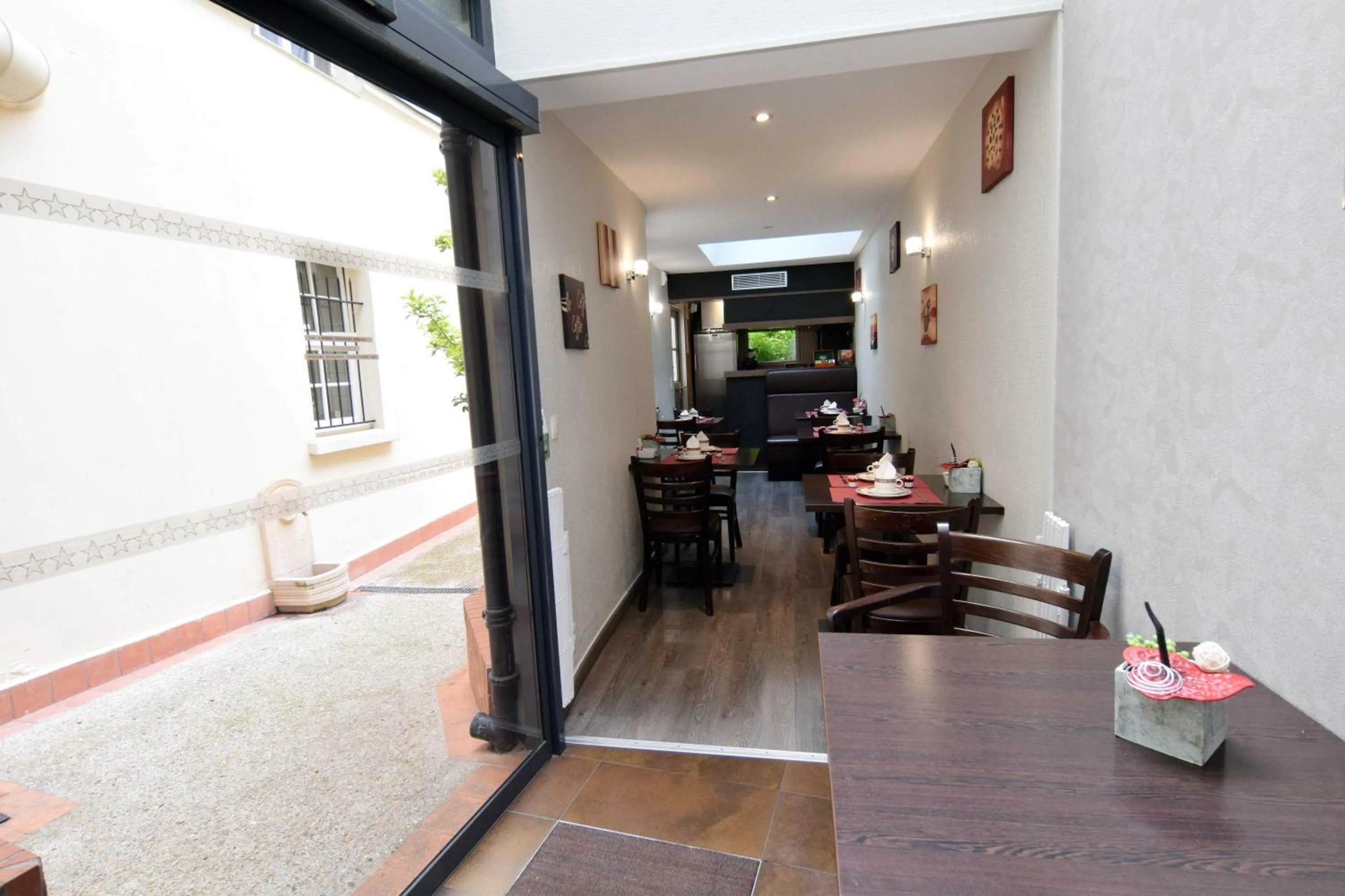 Restaurant/places to eat in Saphir Grenelle