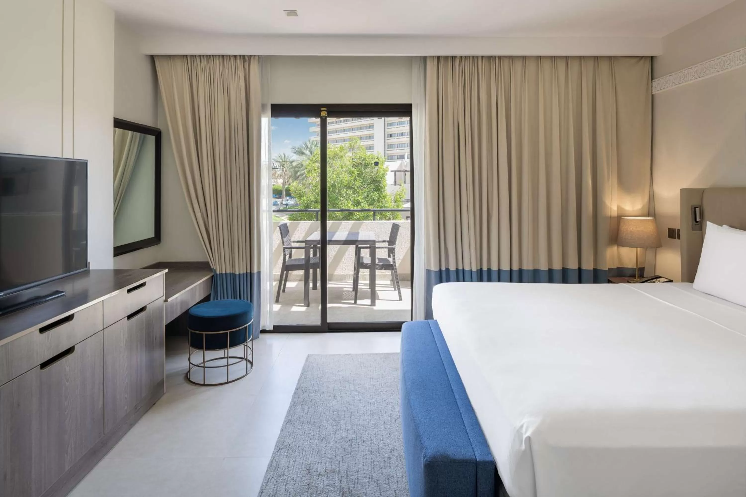 TV and multimedia, Bed in Radisson Blu Hotel & Resort, Al Ain