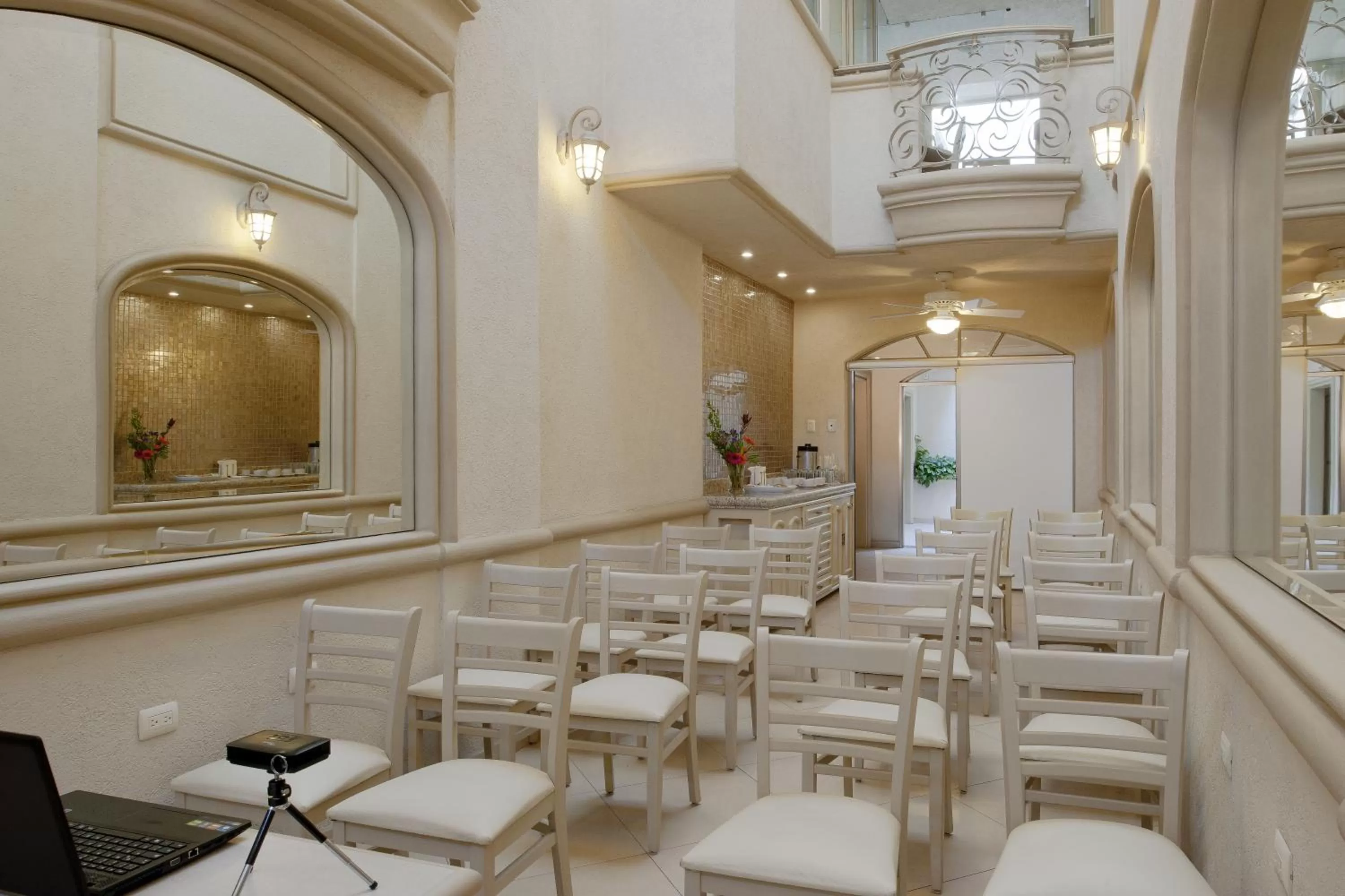 Meeting/conference room in Hotel & Suites Quinta Magna