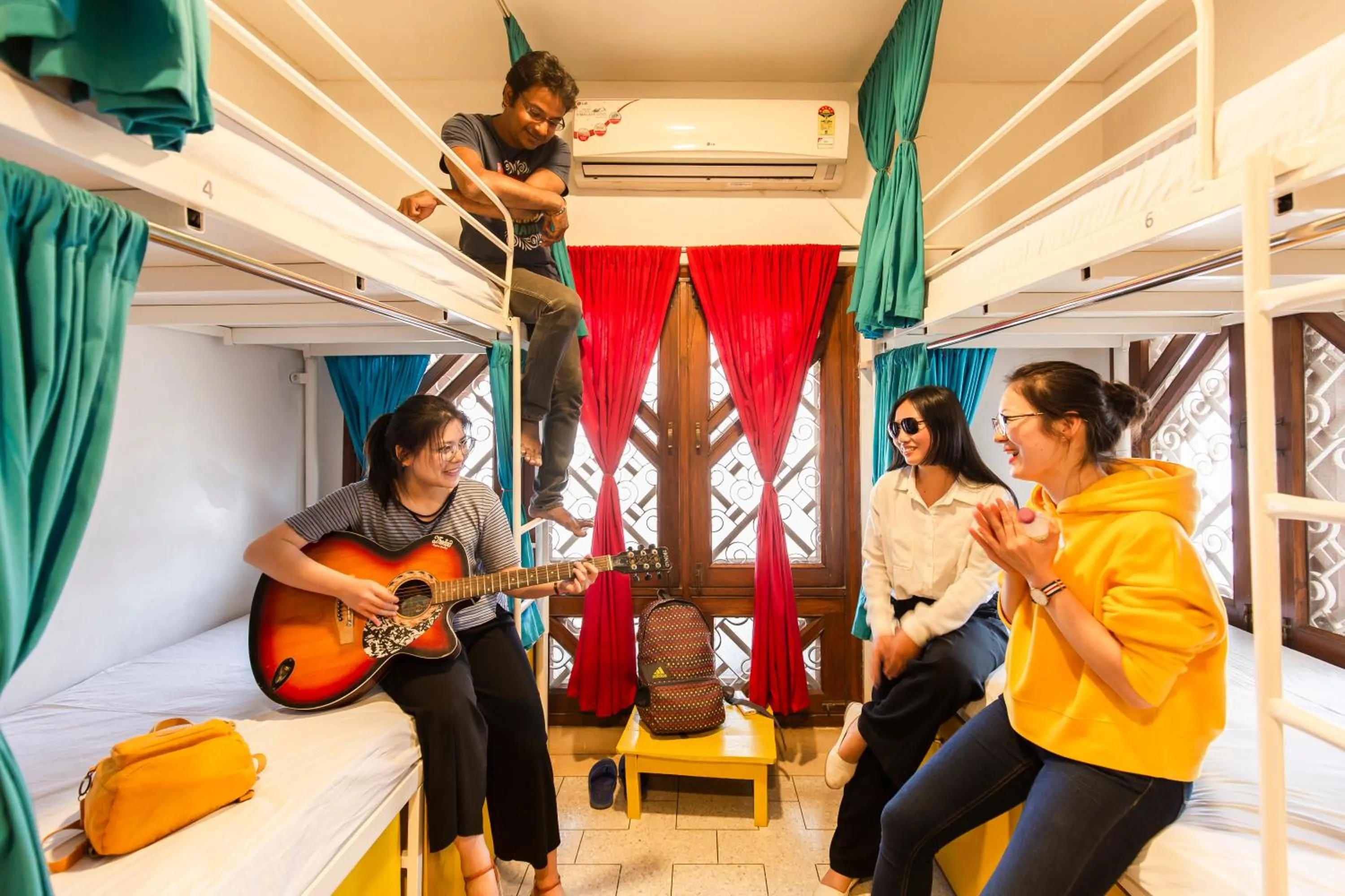 bunk bed in goSTOPS Lite Varanasi