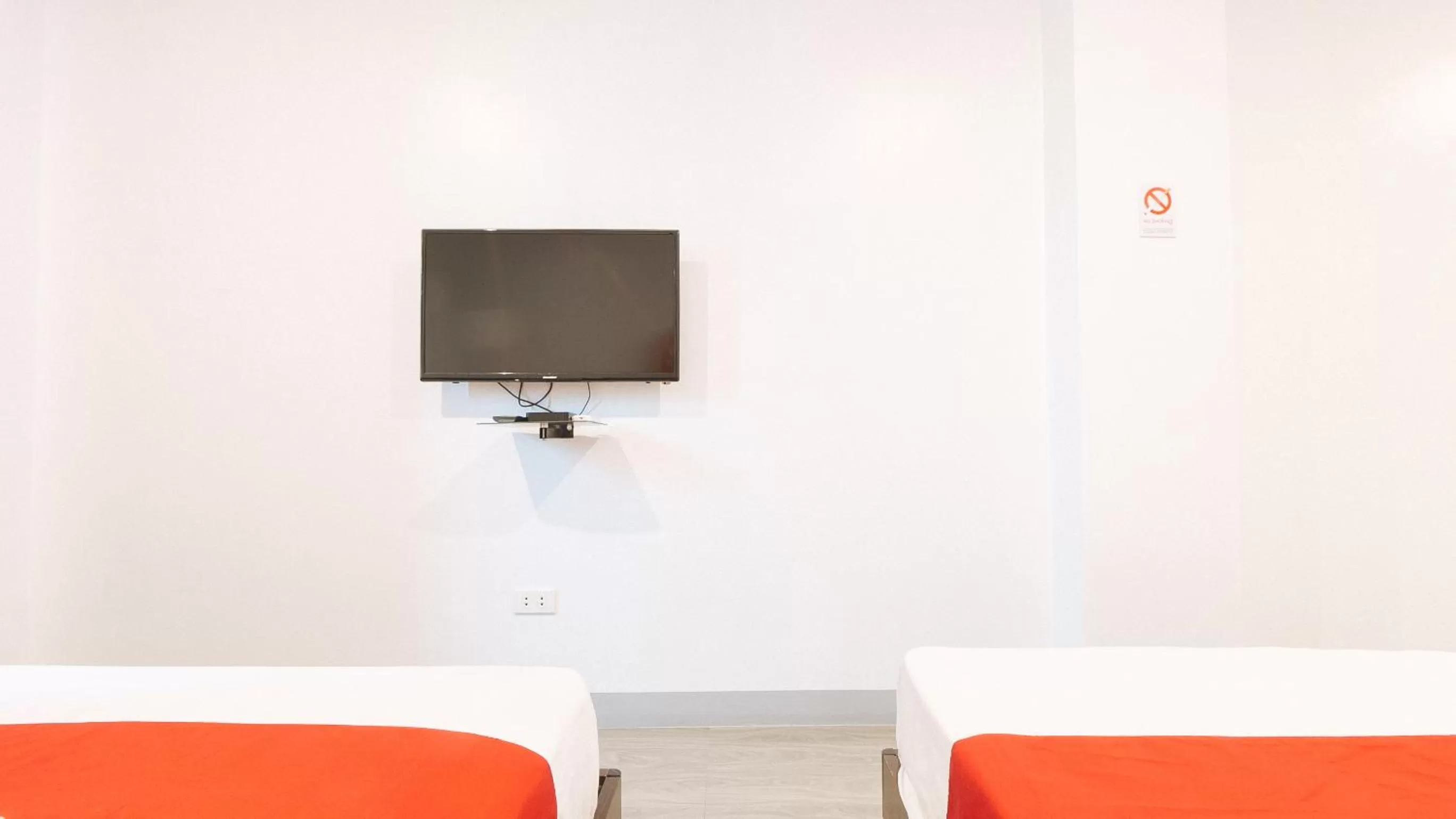 TV and multimedia in RedDoorz near Zobel Roxas St