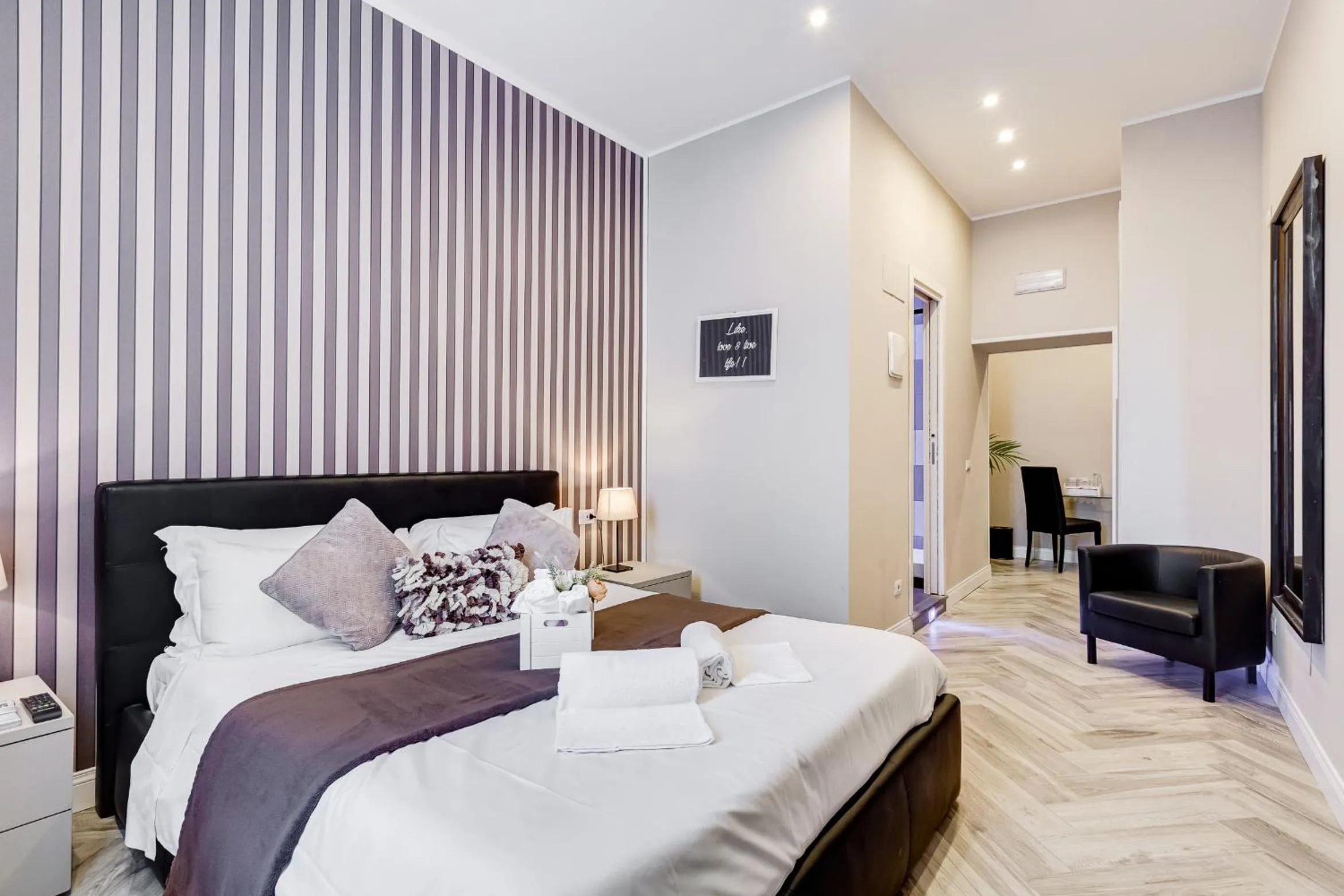 Bedroom, Bed in Hanky Suite