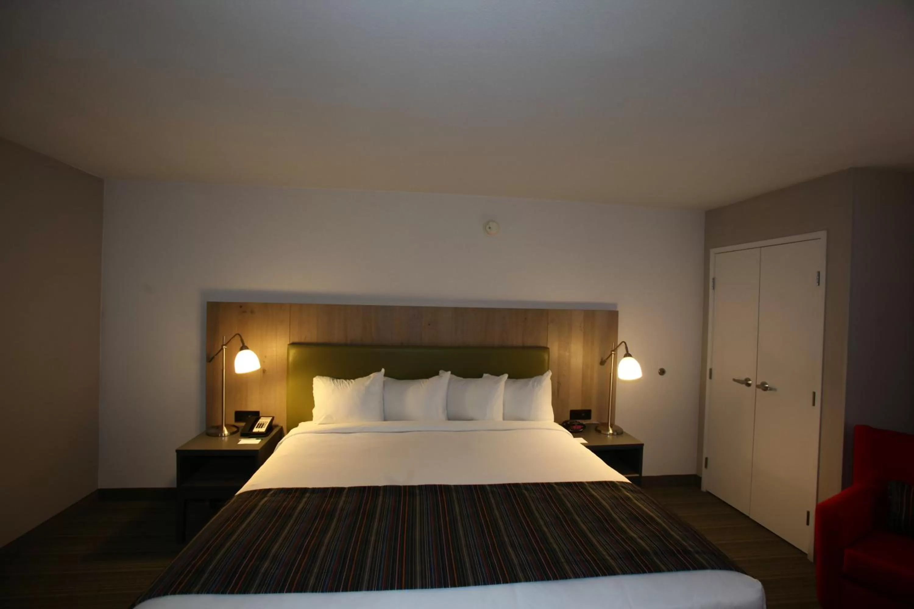 Photo of the whole room, Bed in GreenTree Inn & Suites Phoenix Sky Harbor