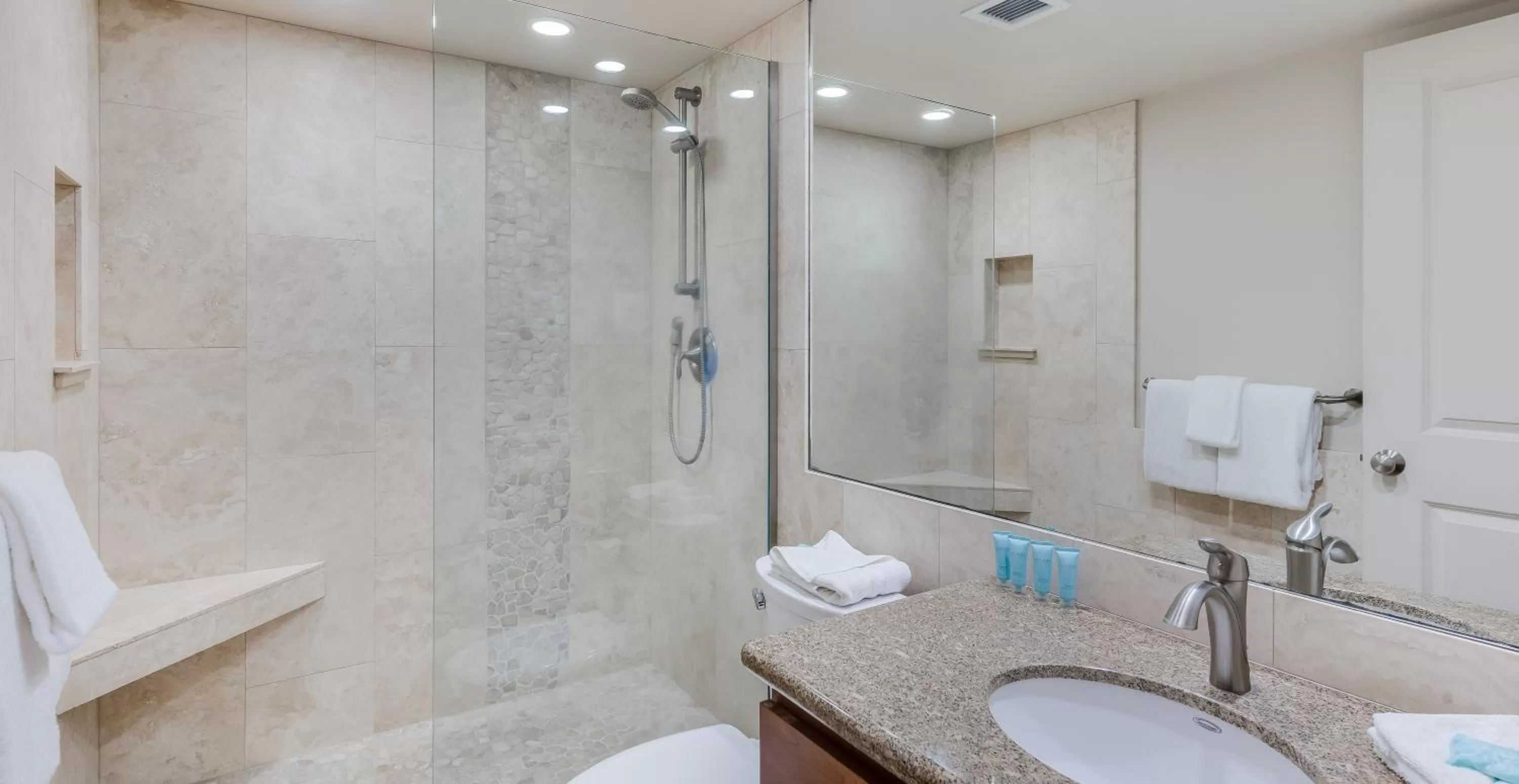 Bathroom in Castle Maui Banyan