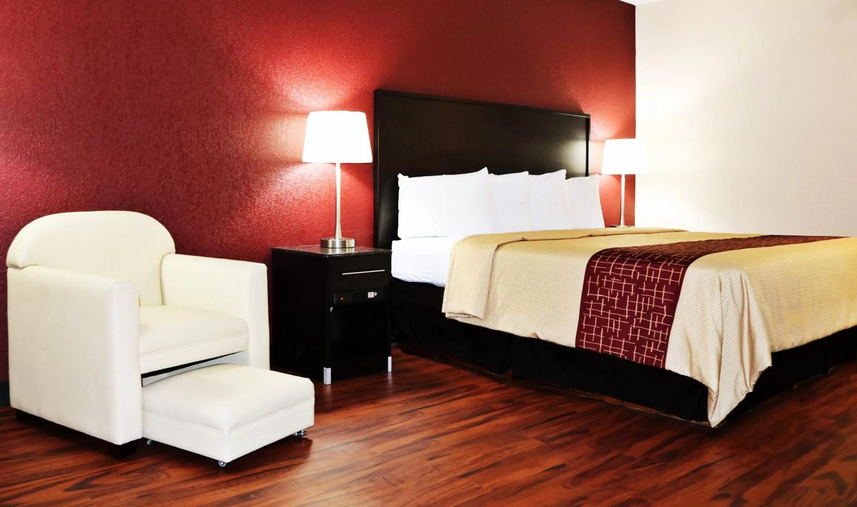 Superior King Room Non-Smoking in Red Roof Inn & Suites Cave City