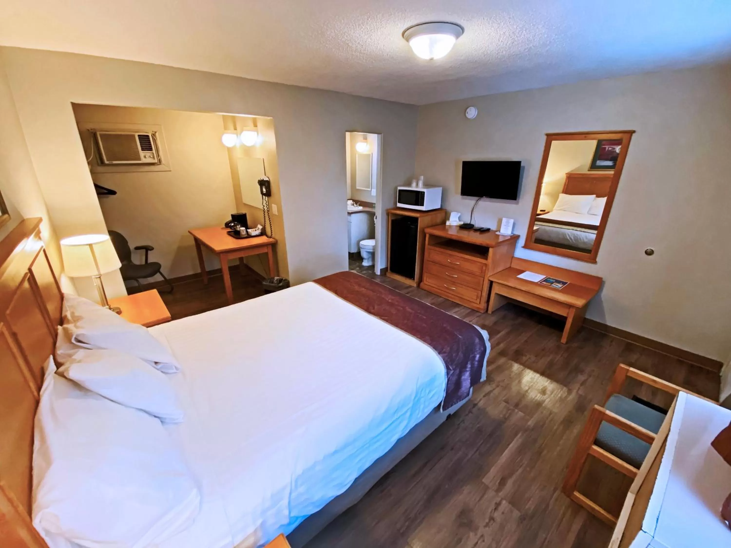 Photo of the whole room, Bed in Silver Star Motel