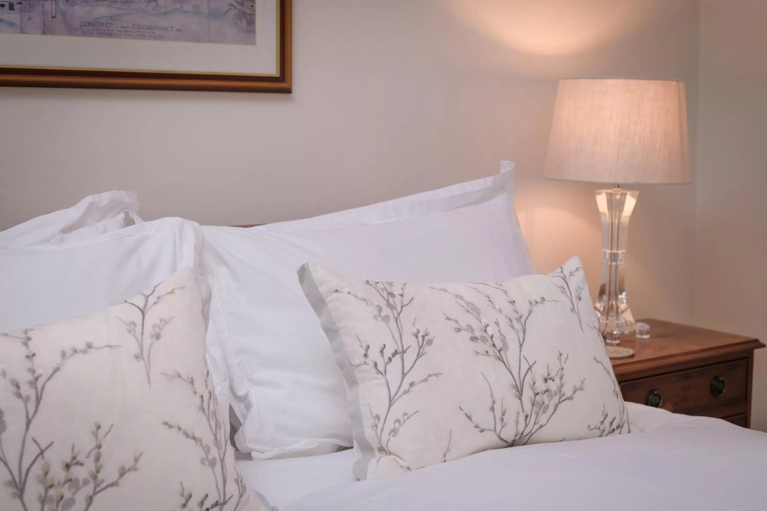 Bed in Lys-Na-Greyne Country House