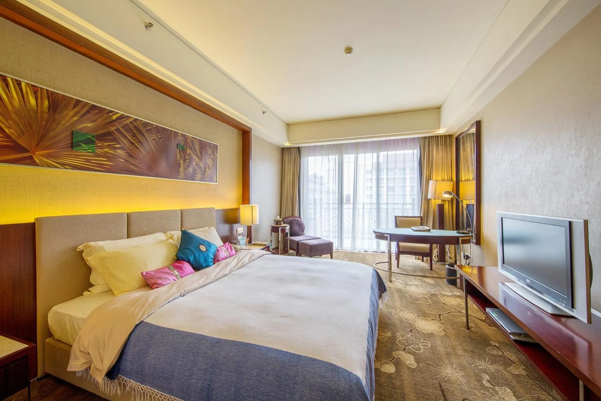 Photo of the whole room, Bed in Dongguan Richwood Garden Hotel