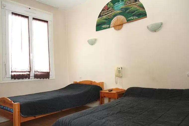 Classic Triple Room in Hotel Restaurant l'Avenir Classic Triple Room in Hotel Restaurant l'Avenir