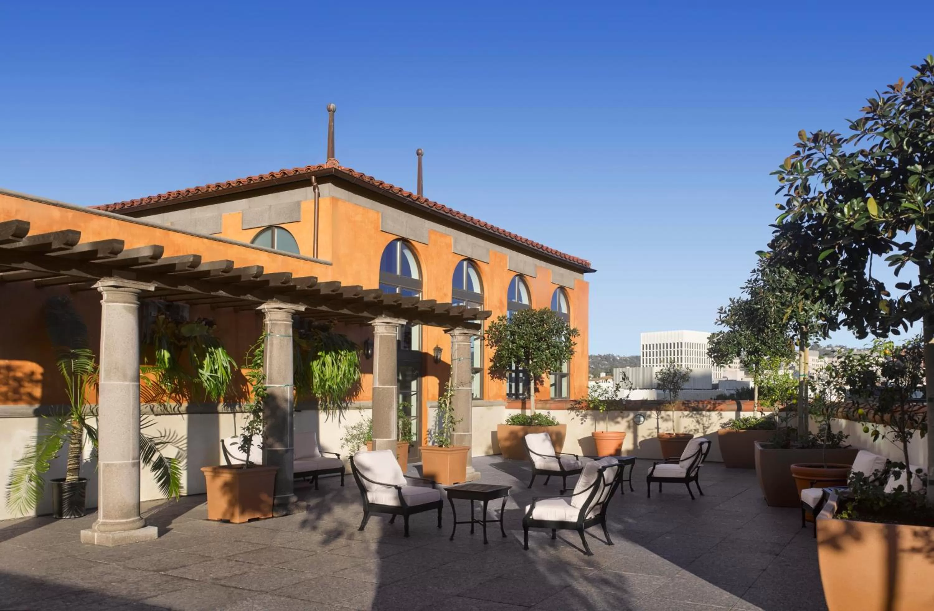 Property building in Plaza la Reina