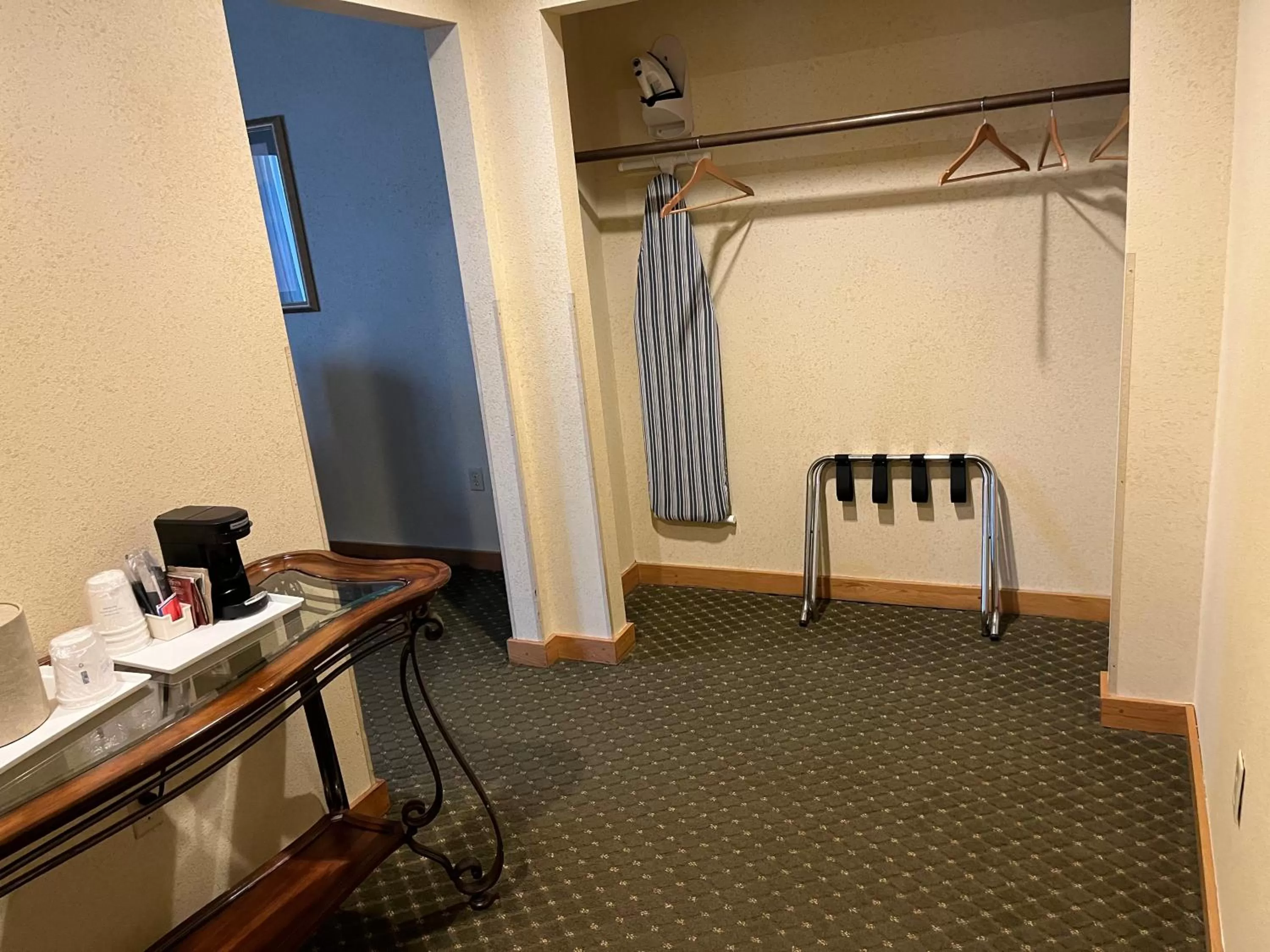 furniture in Days Inn & Suites by Wyndham Sutton Flatwoods